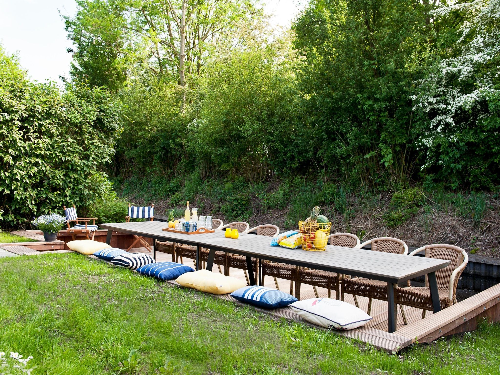 Het terras van Grand Tolve Wellness de luxe met sauna buitenspa in Earnewald