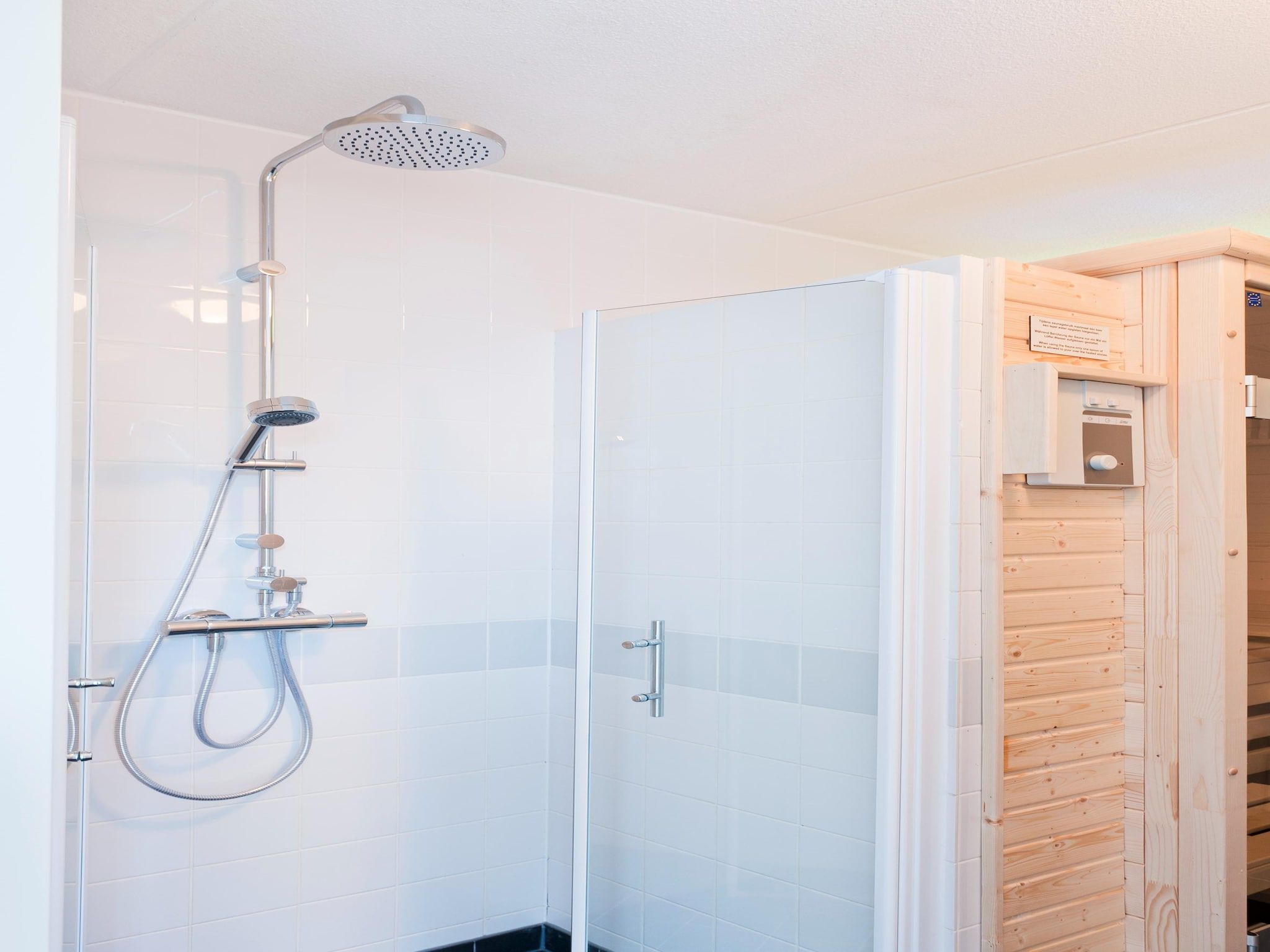 De badkamer van Grand Tolve Wellness de luxe met sauna buitenspa in Earnewald