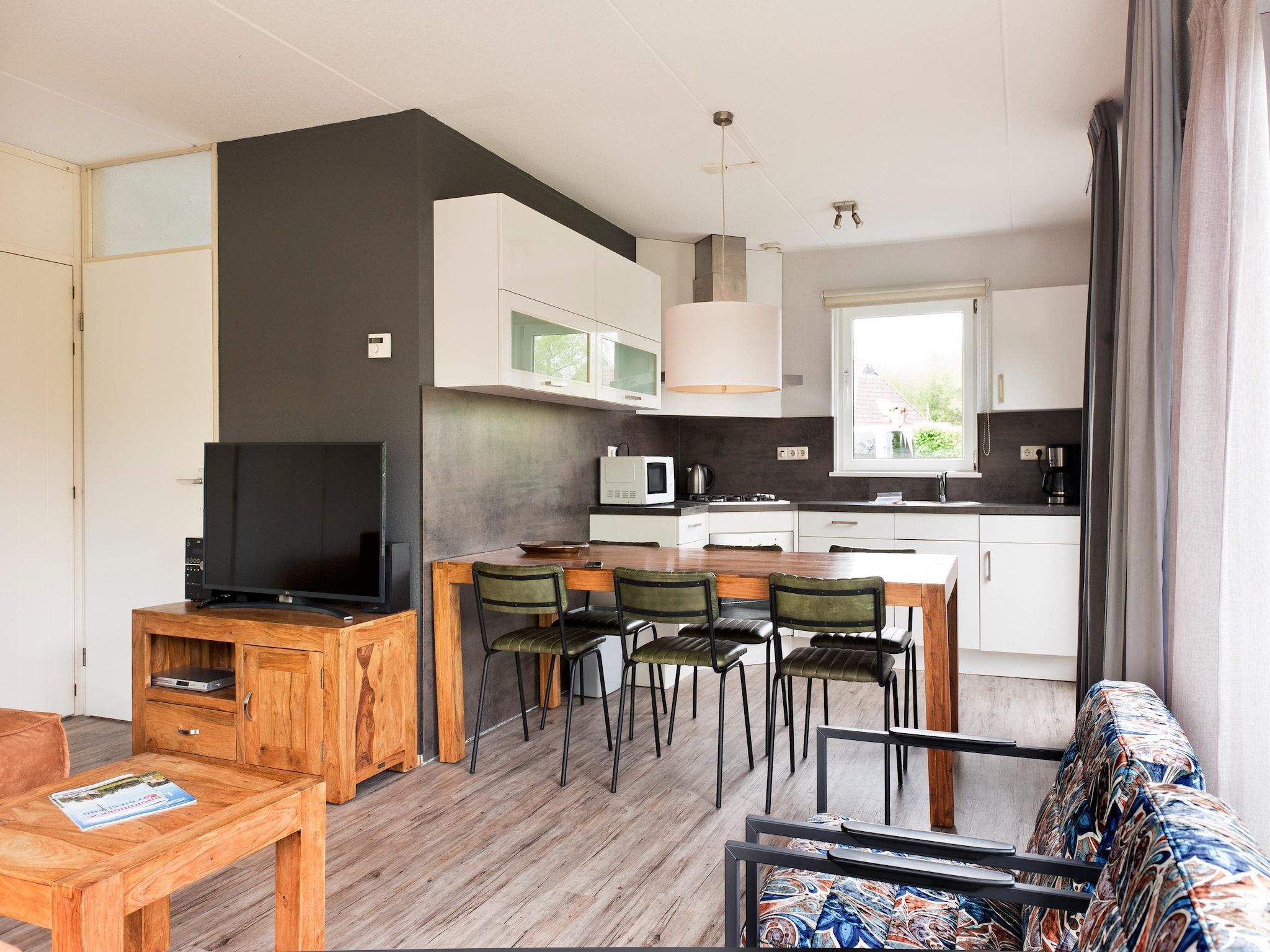 De eetkamer van Fisker Wellness de Luxe VIP met sloep en buitenspa / 6 pers in Earnewald