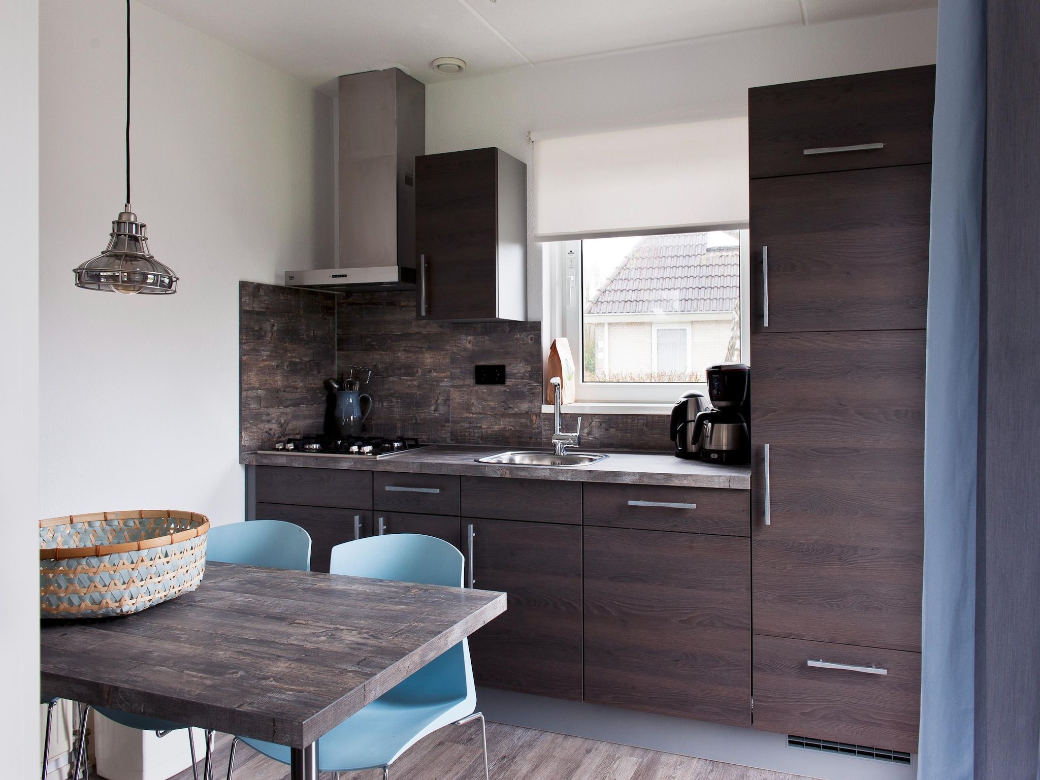 De eetkamer van Fisker Wellness de Luxe VIP met sloep en buitenspa / 6 pers in Earnewald