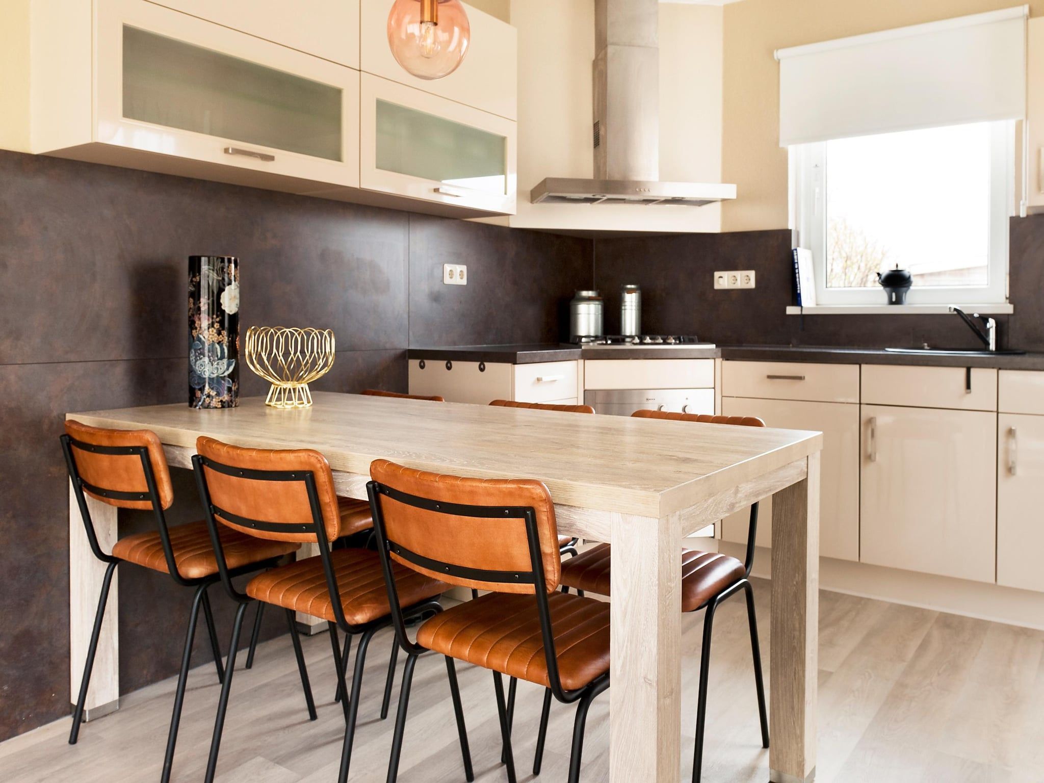 De eetkamer van Fisker Wellness de Luxe VIP met sloep en buitenspa / 6 pers in Earnewald