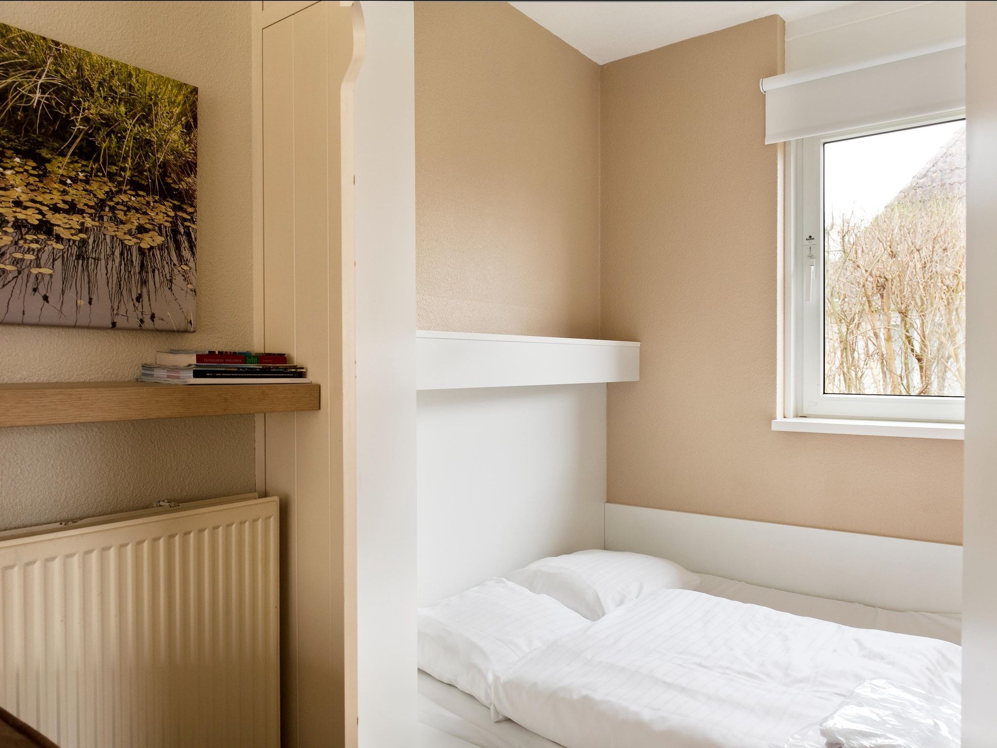 Een slaapkamer van Fisker Wellness de Luxe VIP met sloep en buitenspa / 6 pers in Earnewald