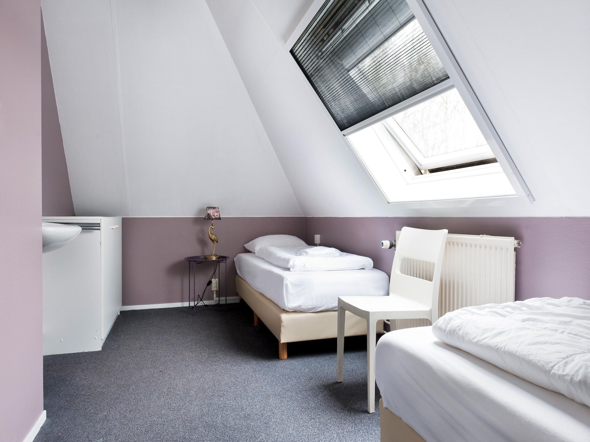 Een slaapkamer van Fisker Wellness de Luxe VIP met sloep en buitenspa / 6 pers in Earnewald