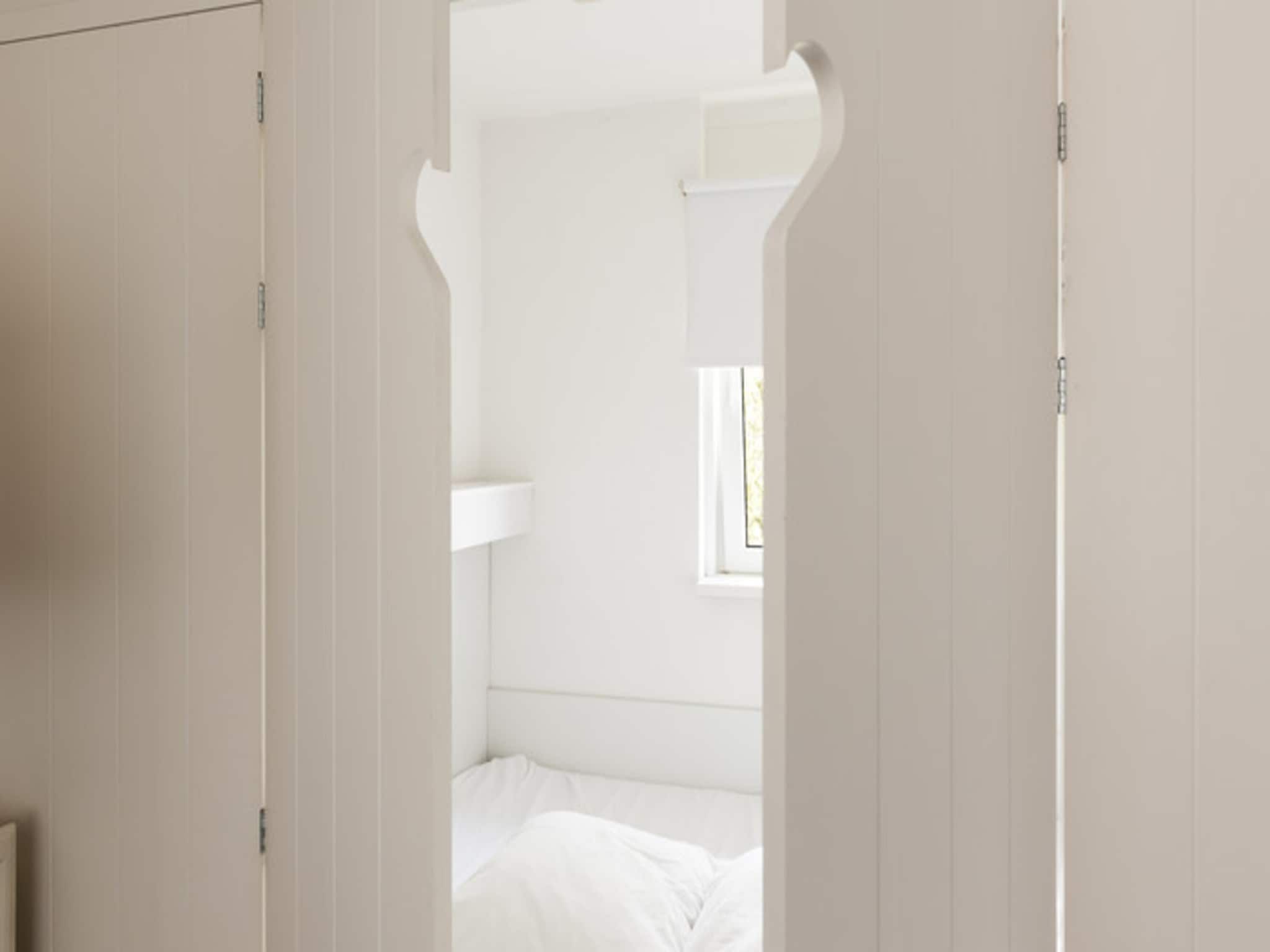 Een slaapkamer van Fisker Wellness de Luxe VIP met sloep en buitenspa / 6 pers in Earnewald