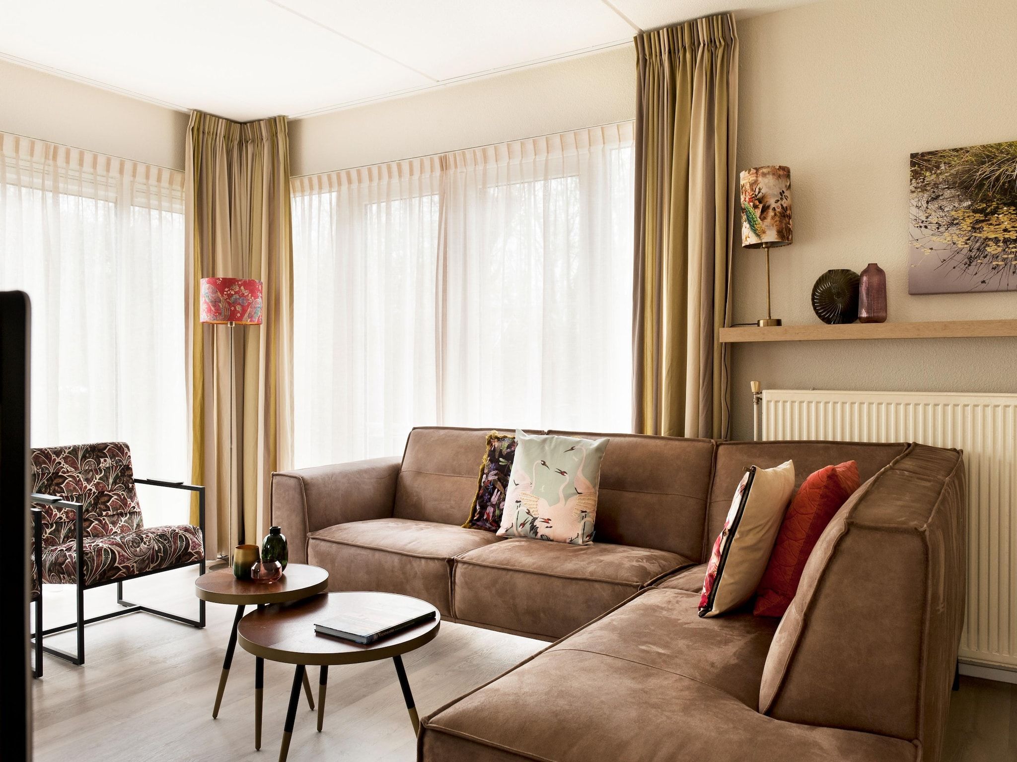 De woonkamer van Fisker Wellness de Luxe VIP met sloep en buitenspa / 6 pers in Earnewald