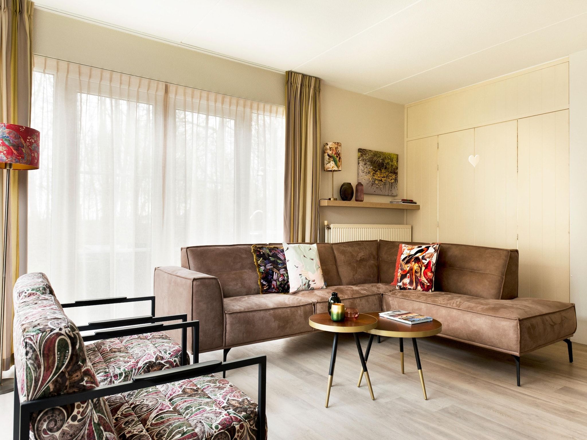 De woonkamer van Tobke Wellness de luxe VIP met sauna met buitenspa in Earnewald