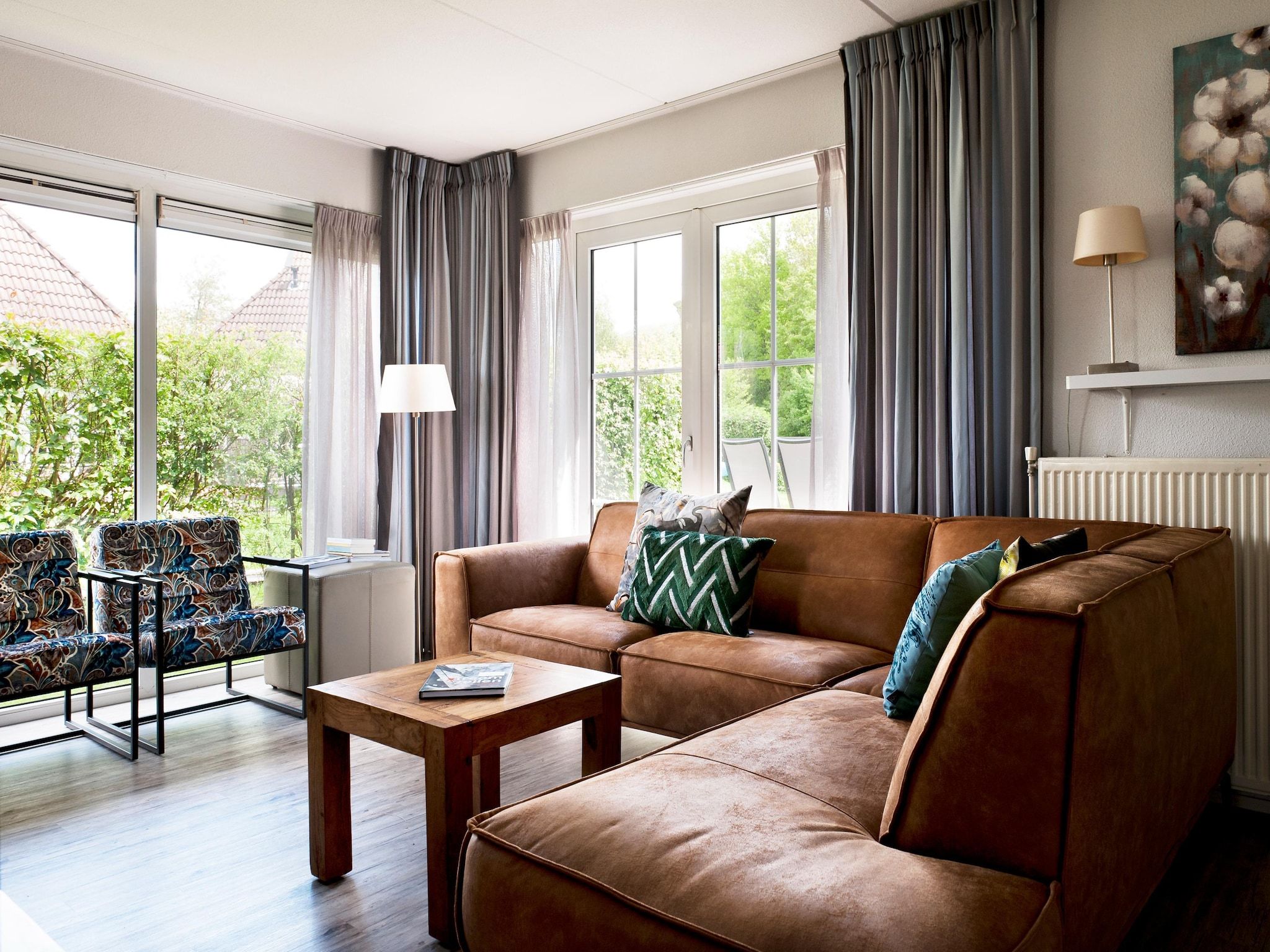 De woonkamer van Tobke Wellness de luxe VIP met sauna met buitenspa in Earnewald