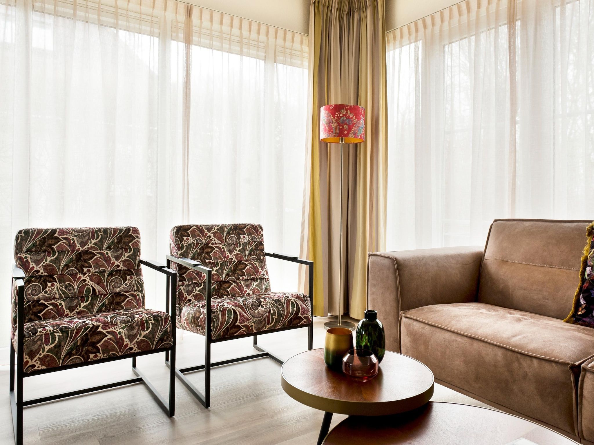 De woonkamer van Tobke Wellness de luxe VIP met sauna met buitenspa in Earnewald