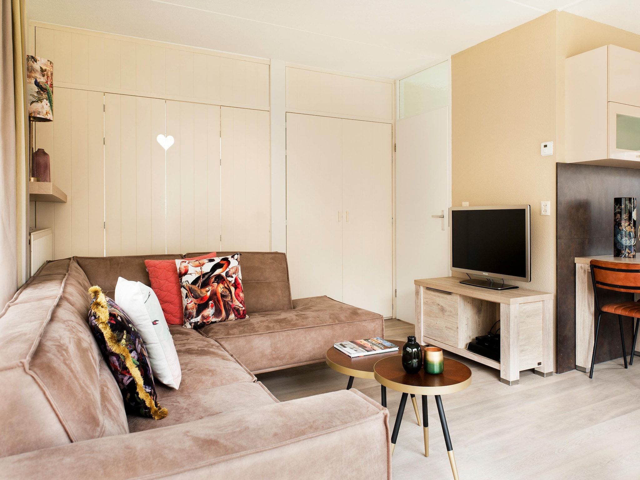 De woonkamer van Tobke Wellness de luxe VIP met sauna met buitenspa in Earnewald