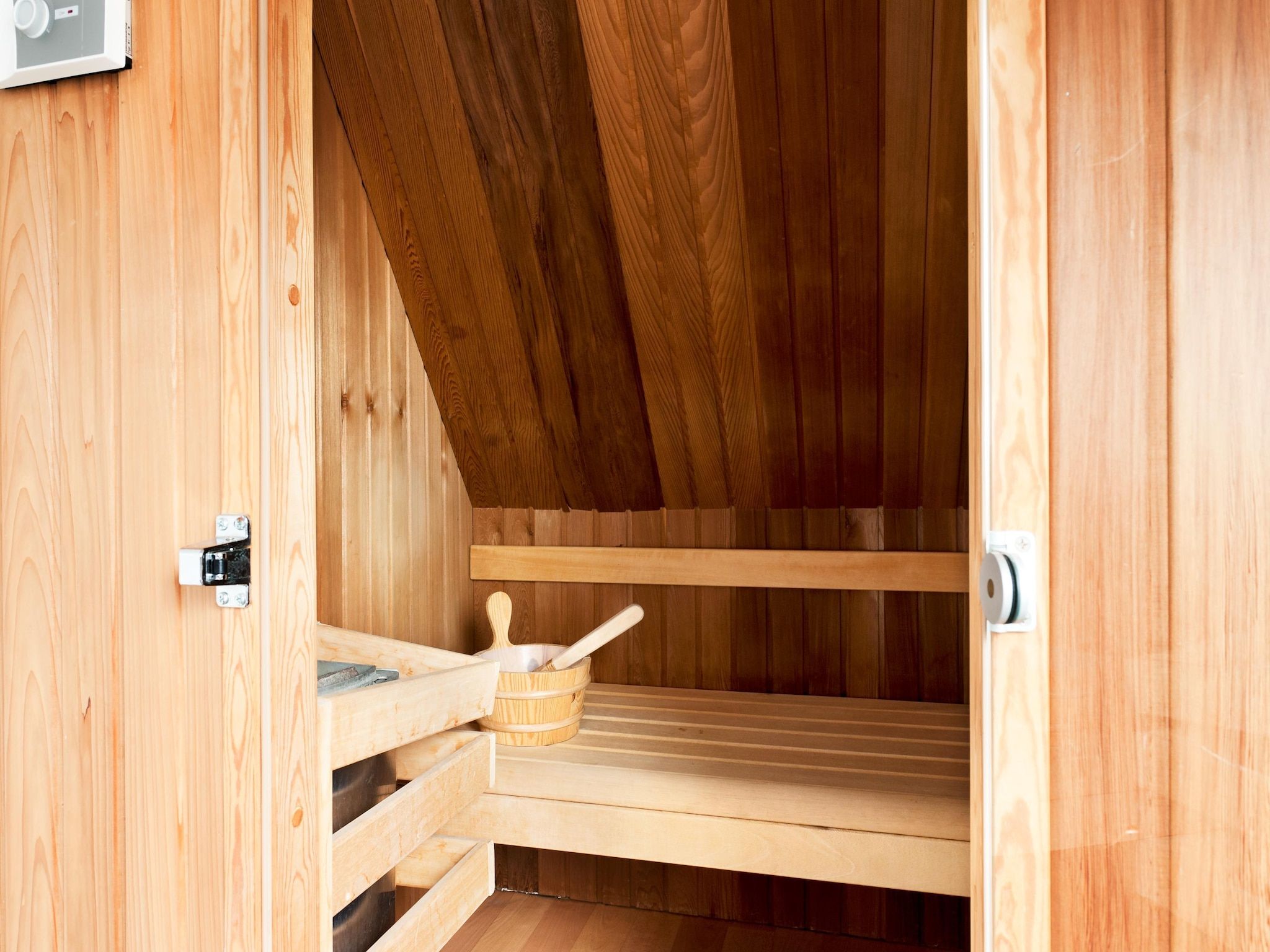 Wellness bij Tobke Wellness de luxe VIP met sauna met buitenspa in Earnewald