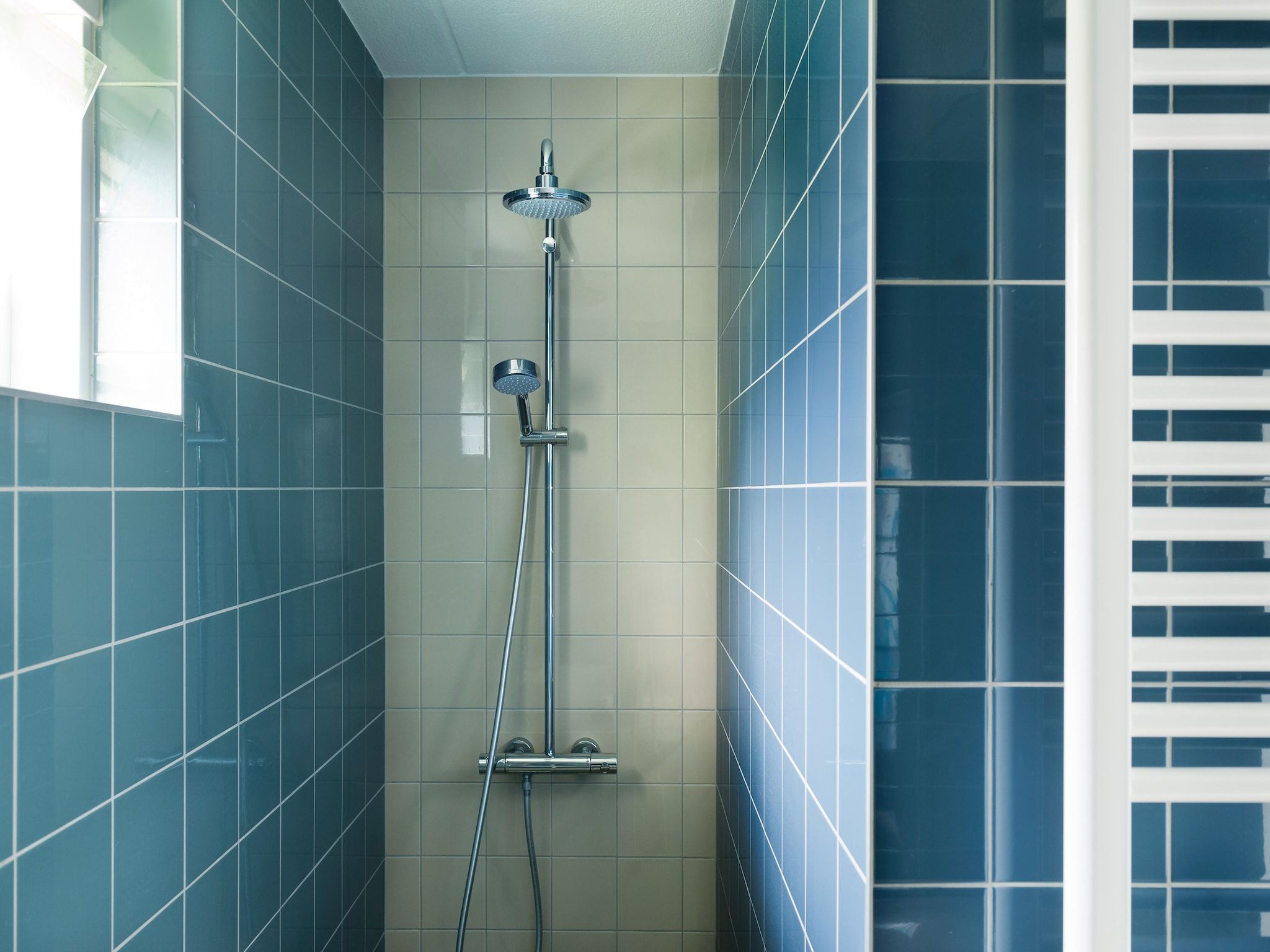 De badkamer van Tobke Wellness de luxe VIP met sauna met buitenspa in Earnewald