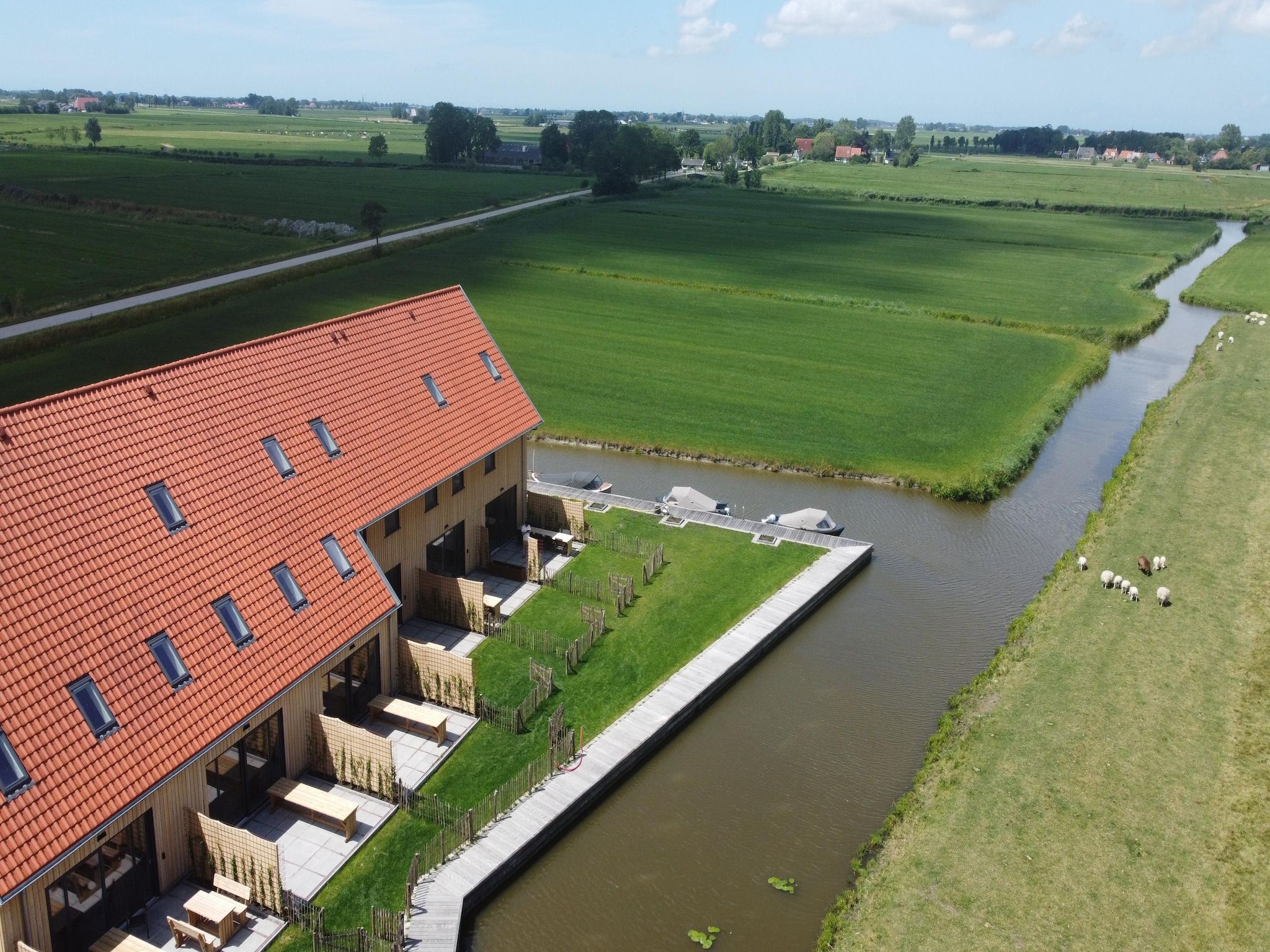 De buitenkant van Friese villa in Leons in Leons
