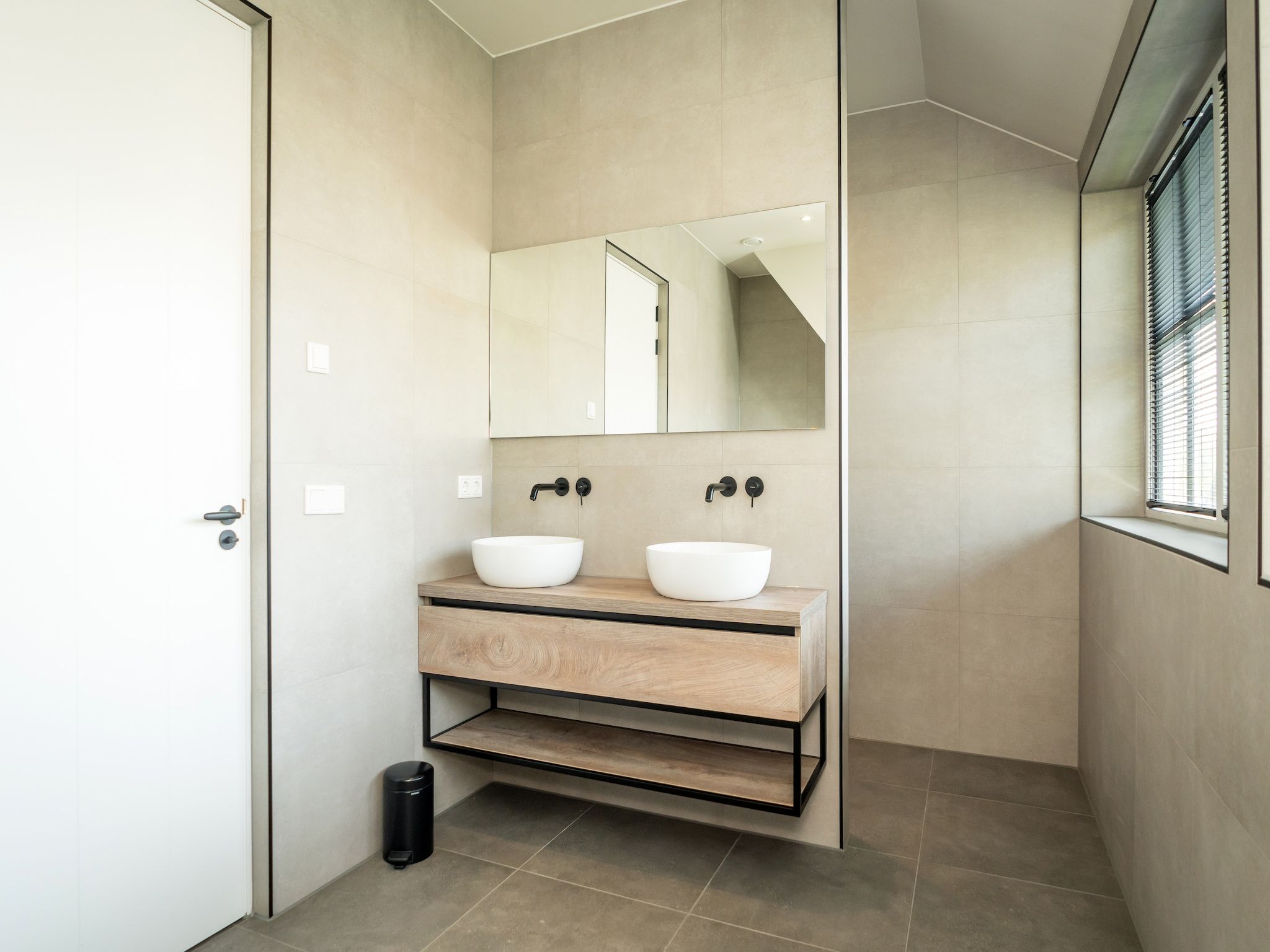 De badkamer van So What 25a in De Koog