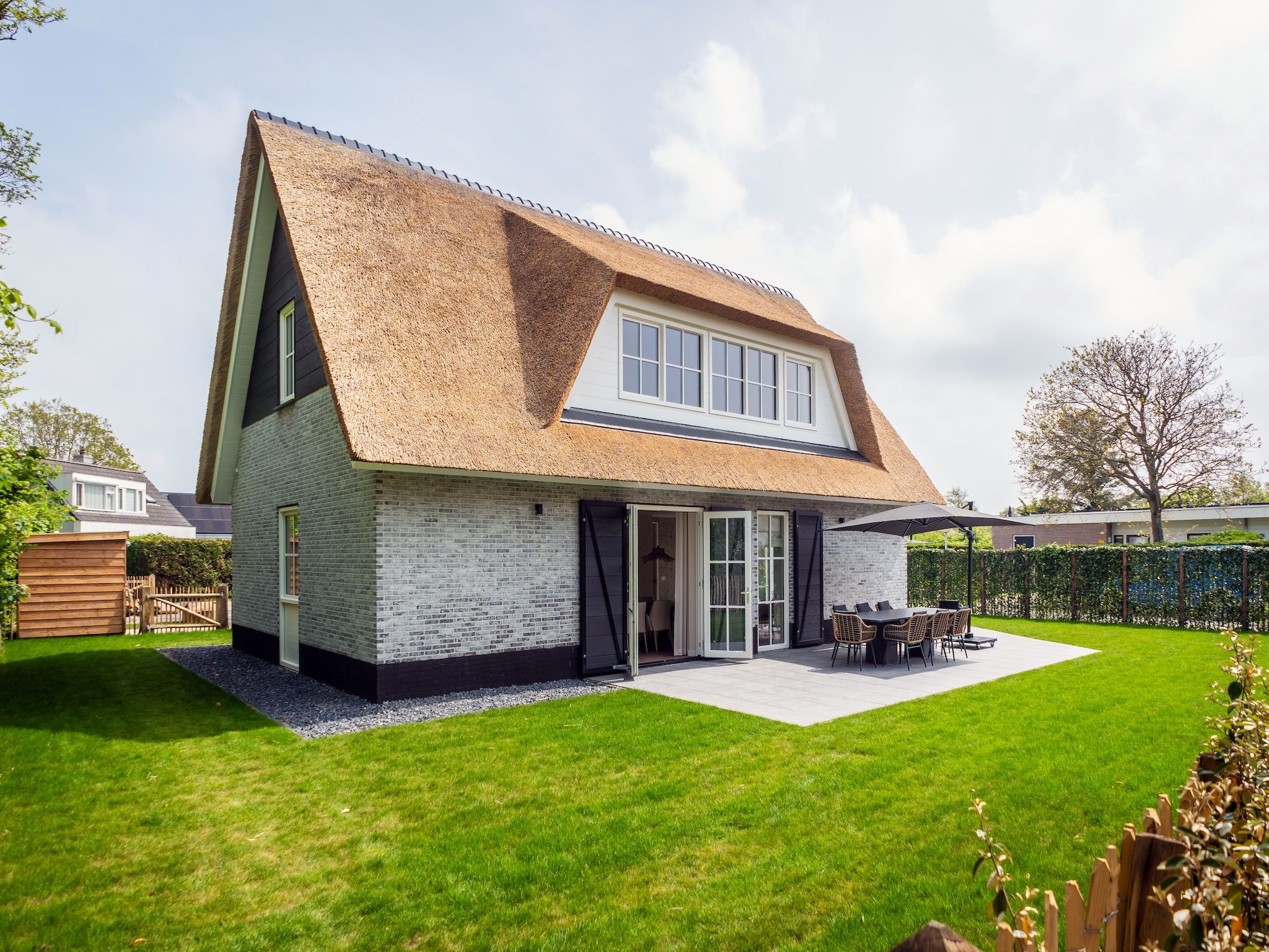 De buitenkant van So What 33A in De Koog