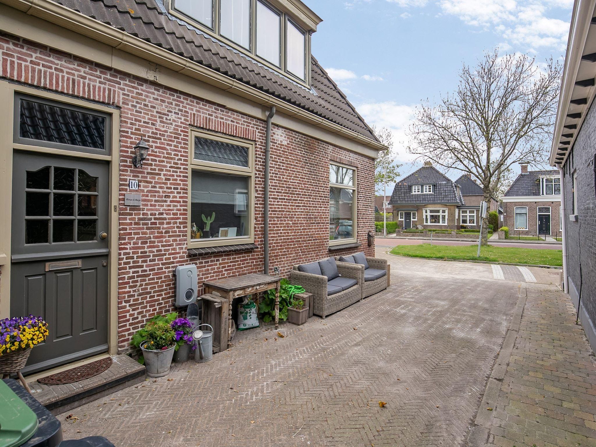 De buitenkant van 13-17 pax holiday home with separated apartments and gardens in Ternaard