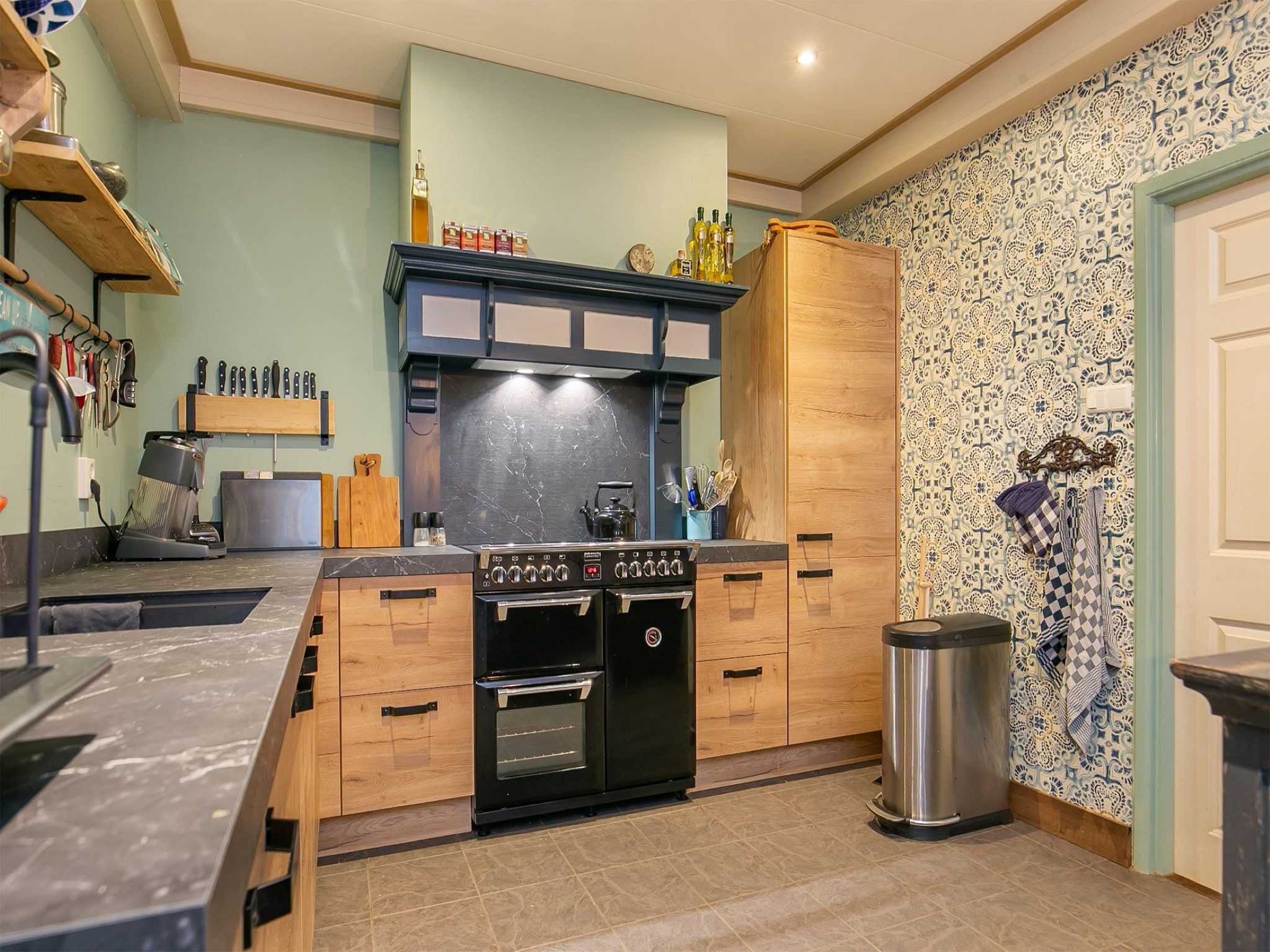 De keuken van 13-17 pax holiday home with separated apartments and gardens in Ternaard