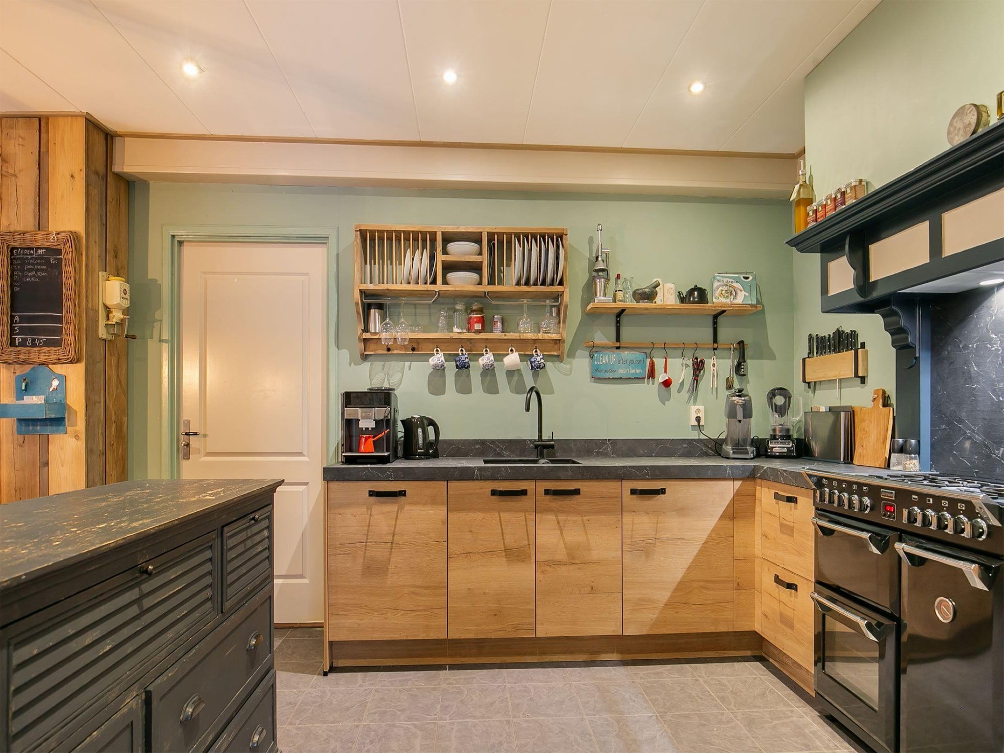 De keuken van 13-17 pax holiday home with separated apartments and gardens in Ternaard