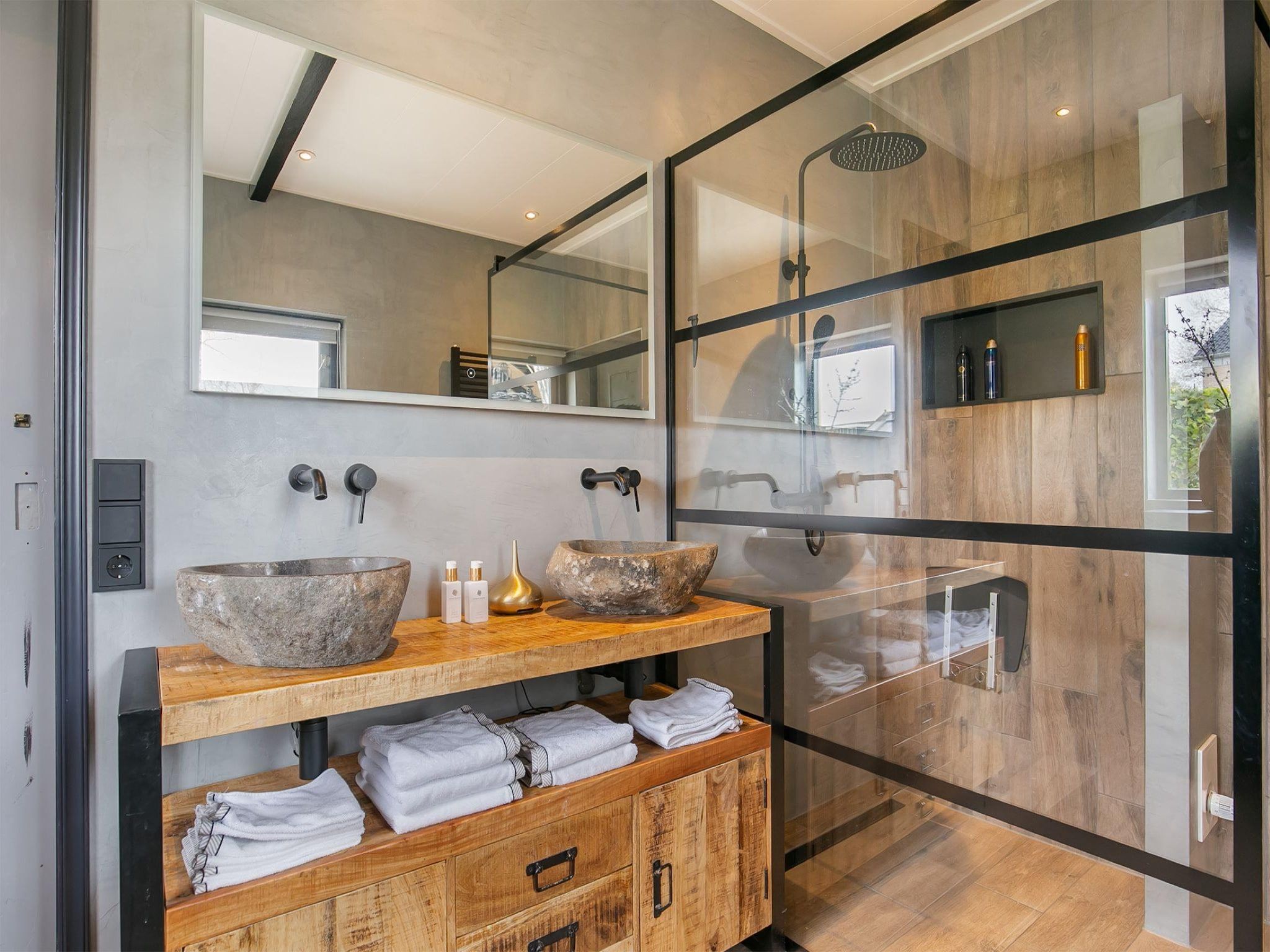 De badkamer van 13-17 pax holiday home with separated apartments and gardens in Ternaard