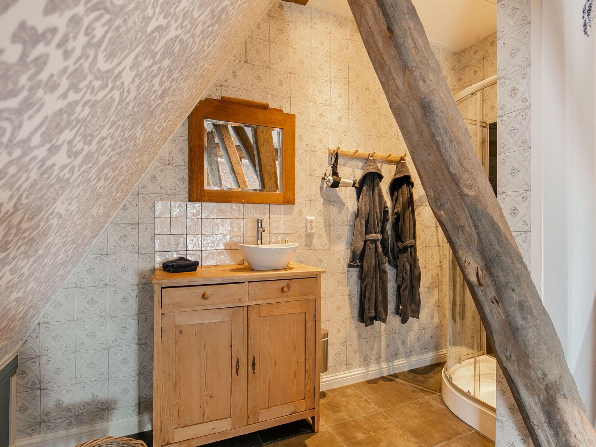 De badkamer van 13-17 pax holiday home with separated apartments and gardens in Ternaard