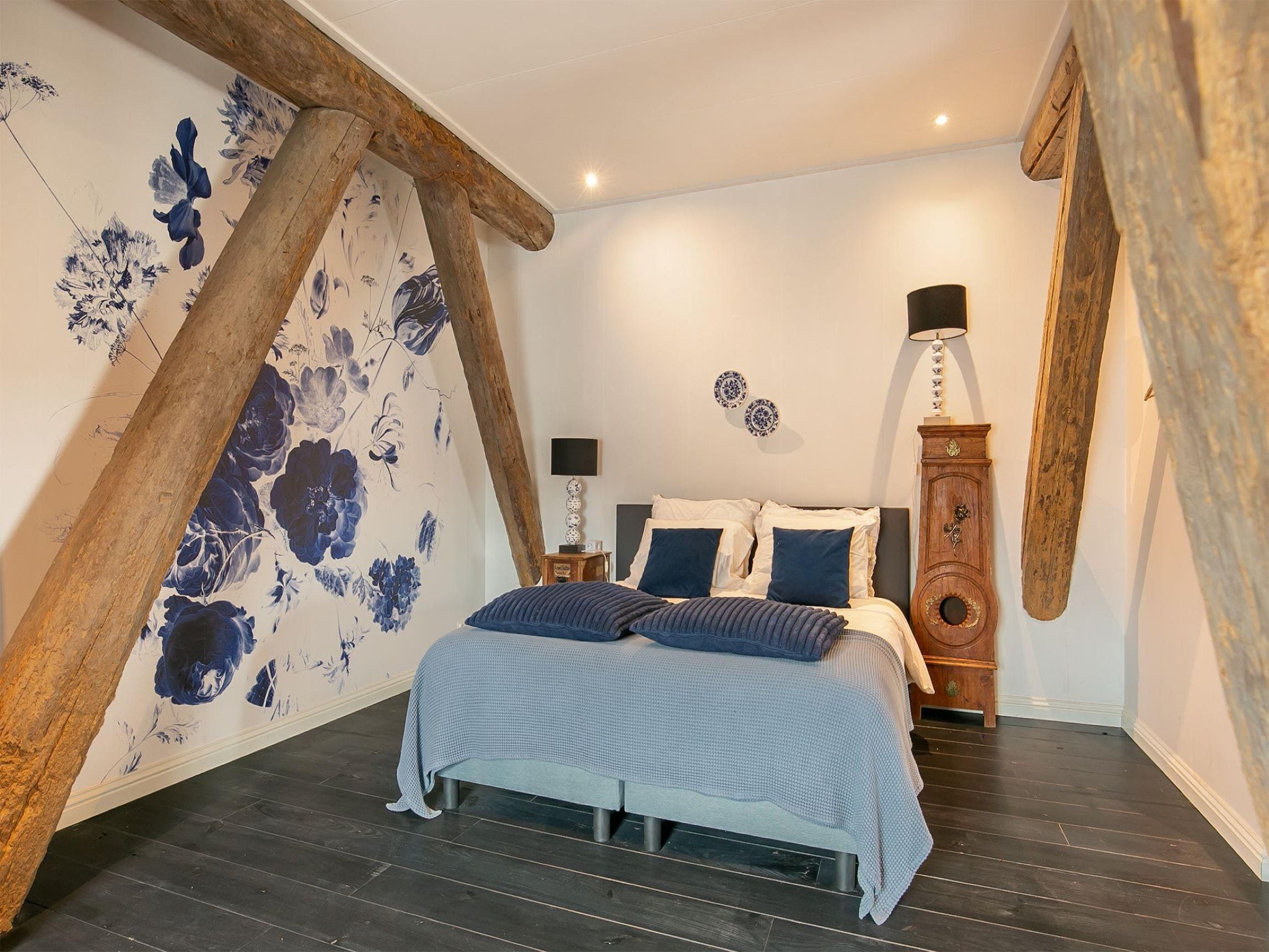 Een slaapkamer van 13-17 pax holiday home with separated apartments and gardens in Ternaard