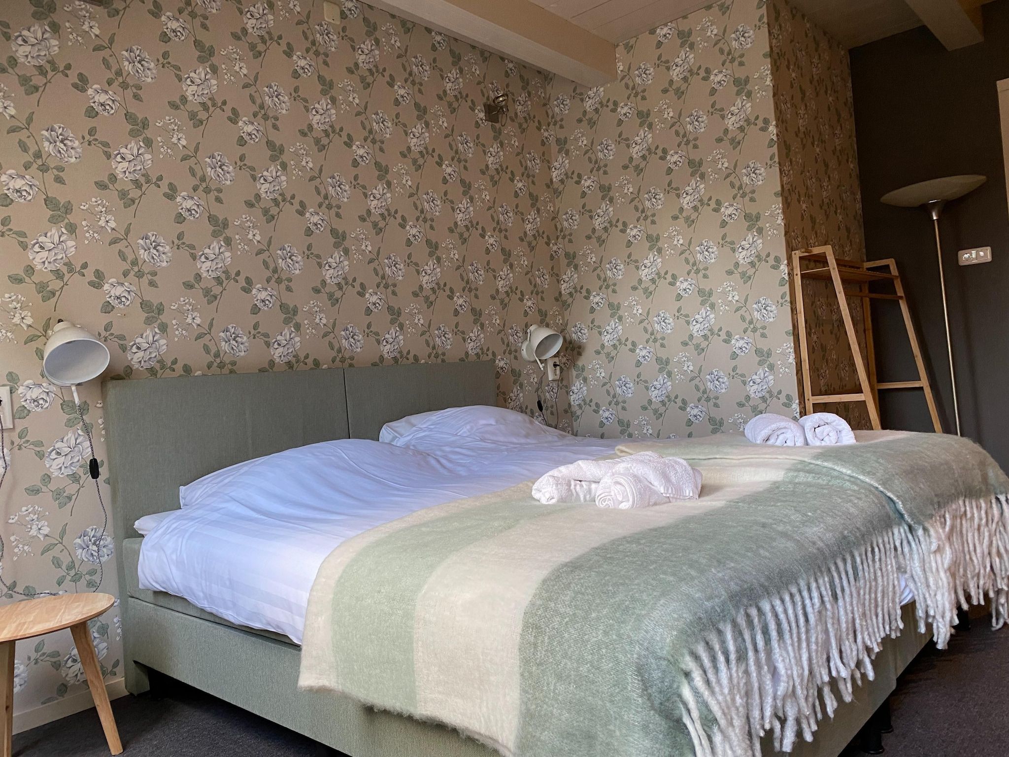 Een slaapkamer van 13-17 pax holiday home with separated apartments and gardens in Ternaard