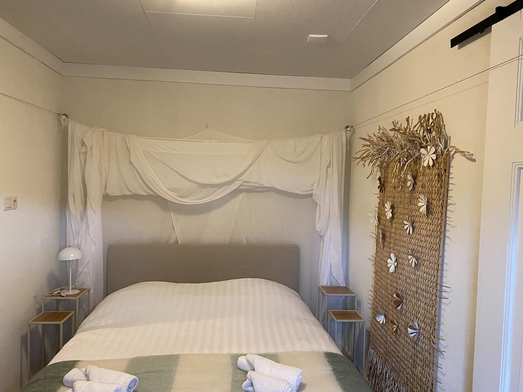 Een slaapkamer van 13-17 pax holiday home with separated apartments and gardens in Ternaard