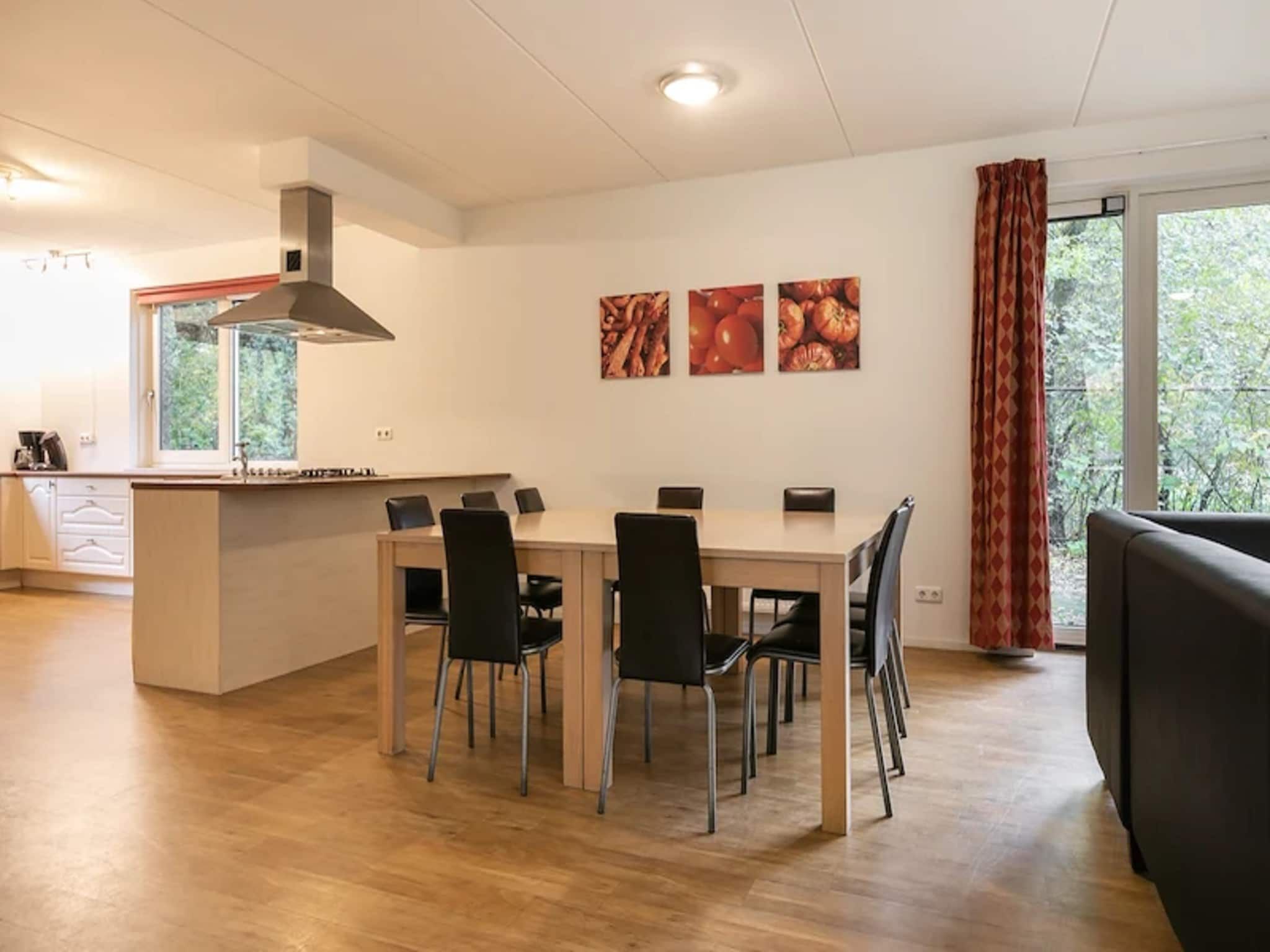 De eetkamer van Vakantiepark de Berkenhorst 15 in Kootwijk