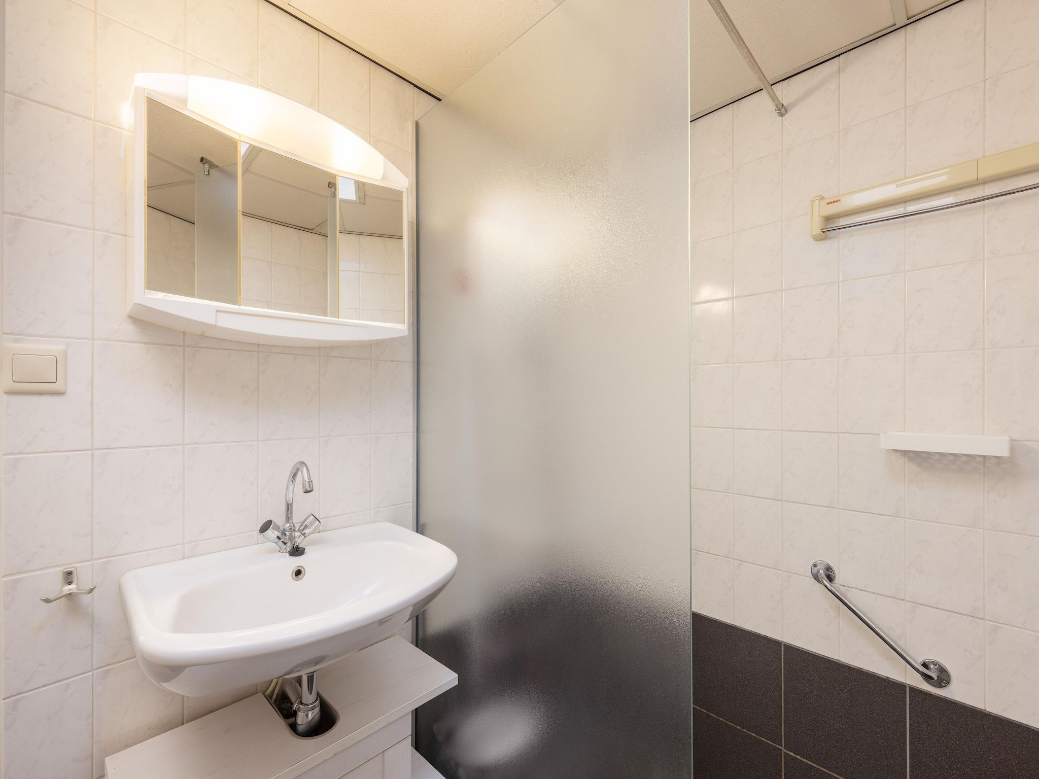De badkamer van Vakantiepark de Berkenhorst 16 in Kootwijk