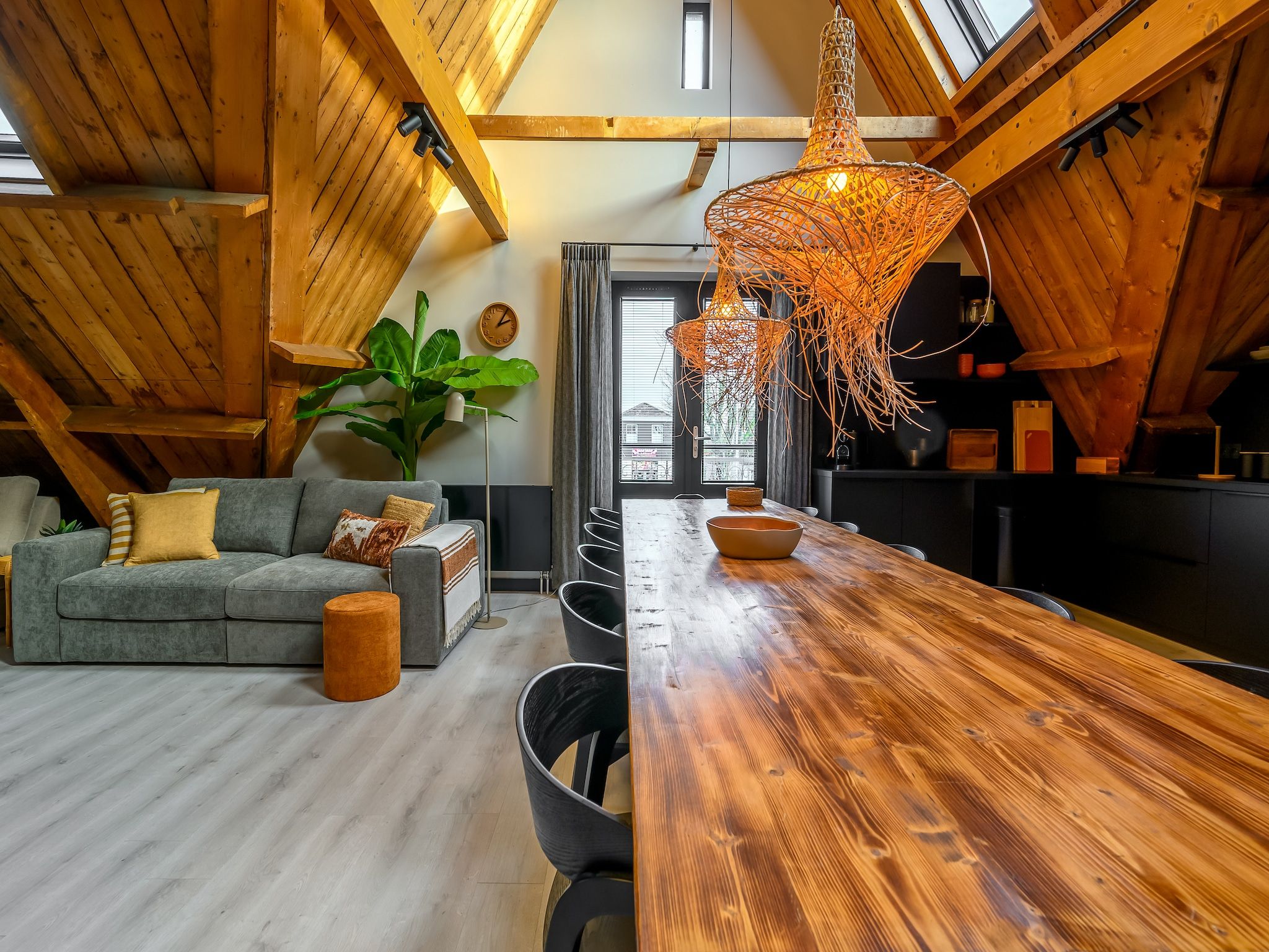 De eetkamer van Loft Loopuyt in Julianadorp