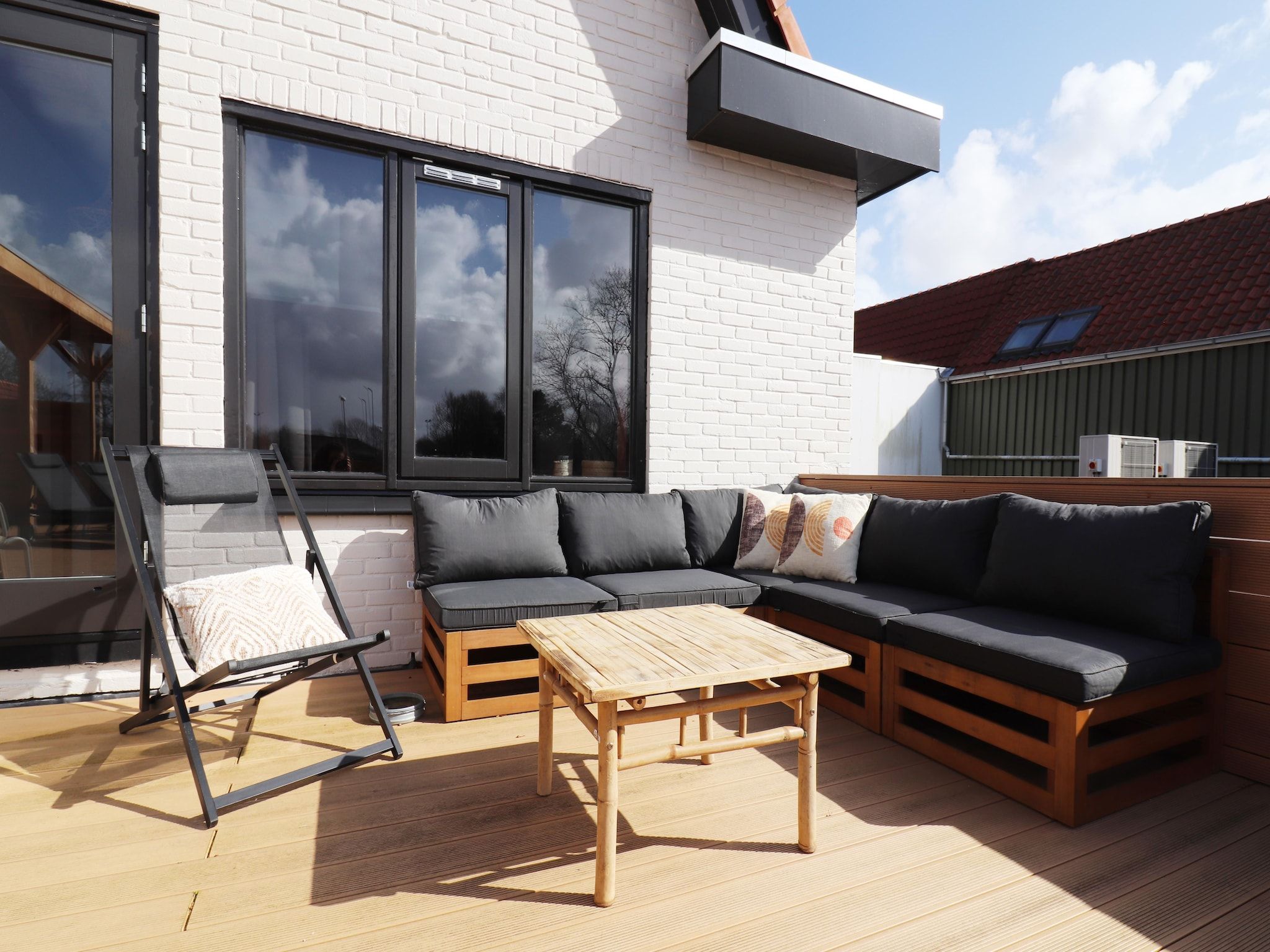Het terras van Loft Loopuyt in Julianadorp