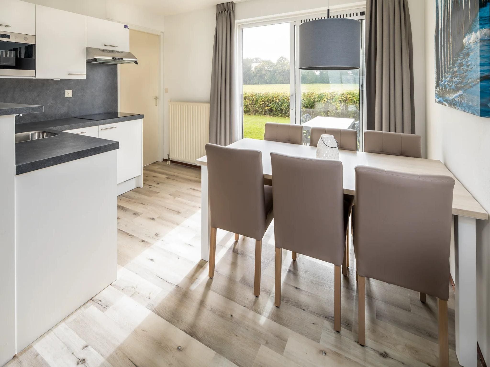 De eetkamer van Vakantiepark Zeeland Village 5 in Scharendijke