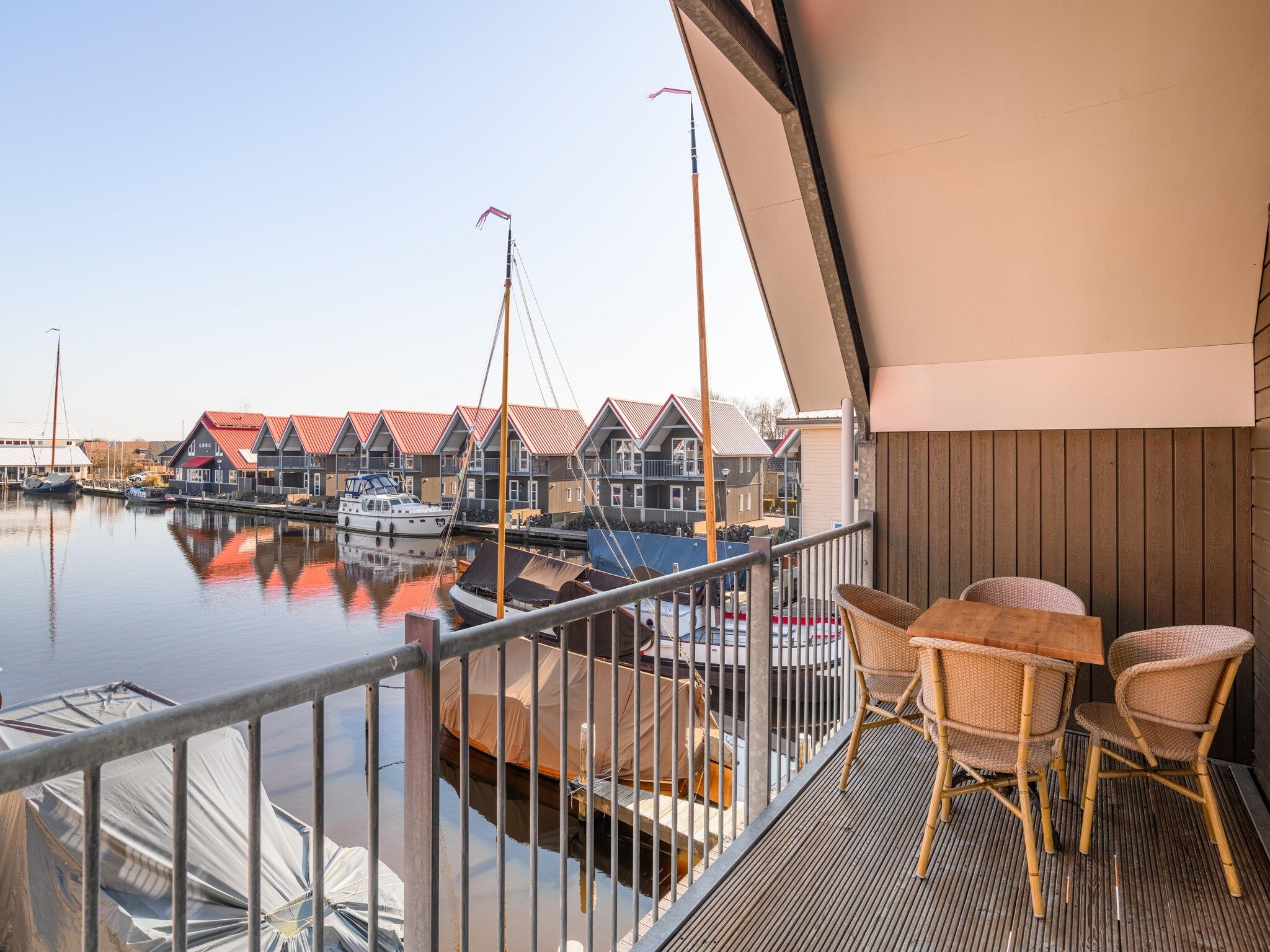 Het terras van Havenresort Terherne 2 in Terherne