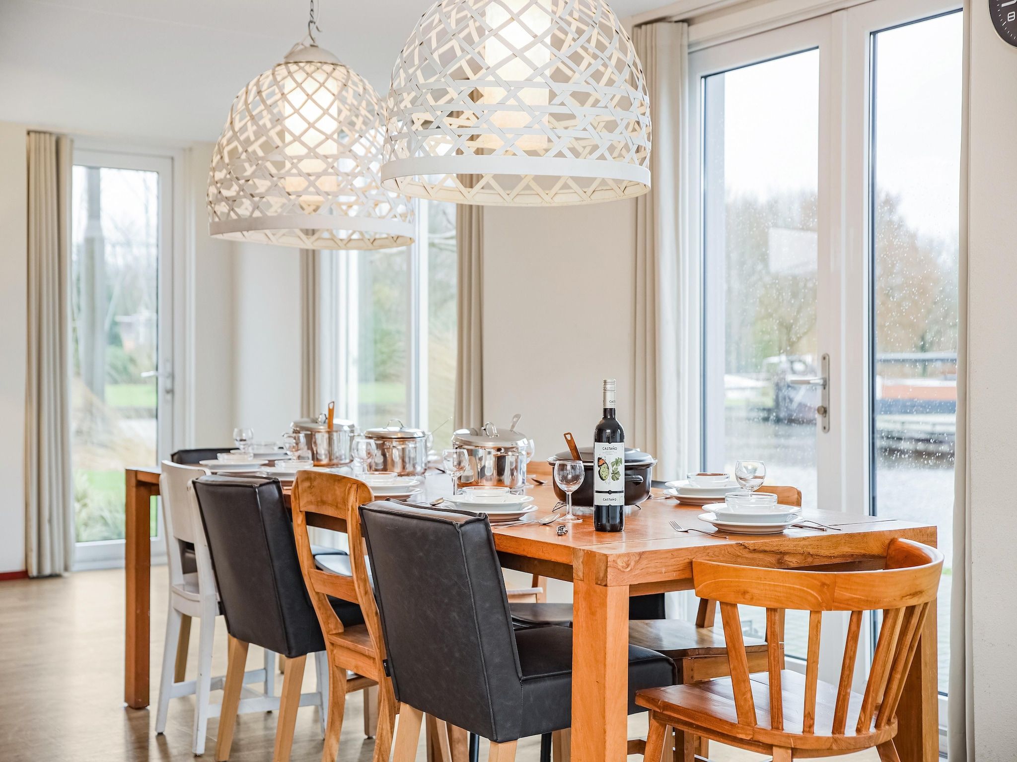 De woonkamer van Waterpark De Bloemert 2 in Midlaren