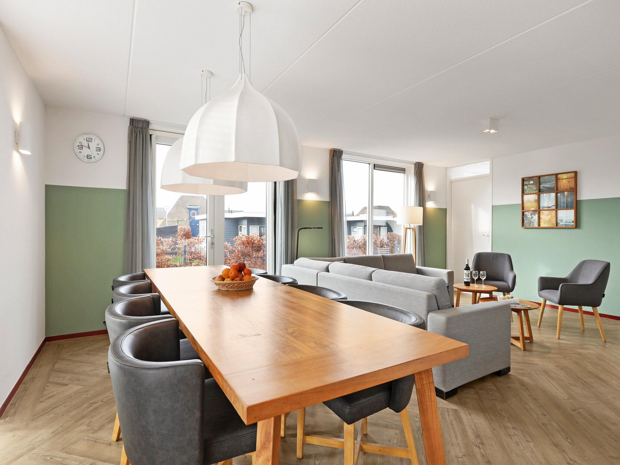 De woonkamer van Waterpark De Bloemert 19 in Midlaren