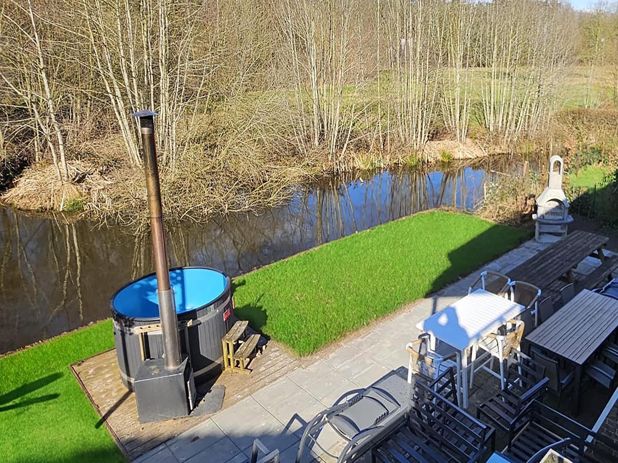 Wellness bij 18 pers Ellersinghuis wellness met houtgestookte hottub in Vlagtwedde