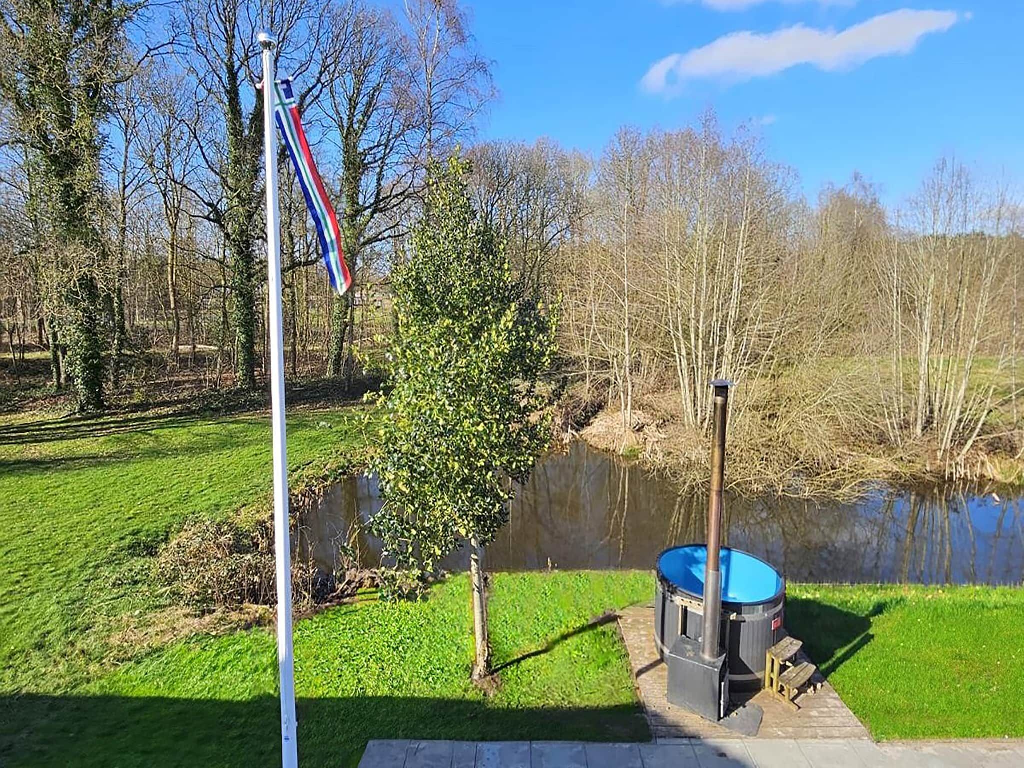 Wellness bij 18 pers Ellersinghuis wellness met houtgestookte hottub in Vlagtwedde