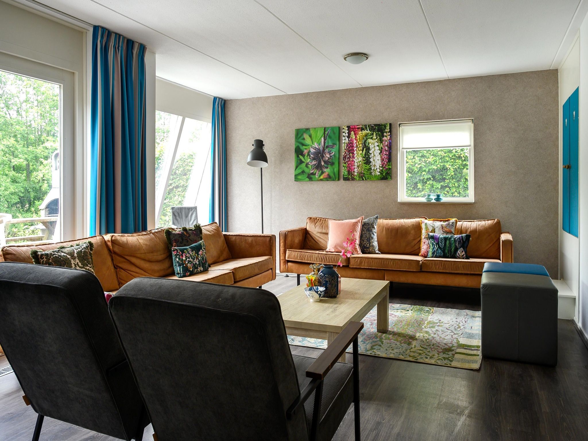 De woonkamer van 18 pers Ellersinghuis wellness met houtgestookte hottub in Vlagtwedde