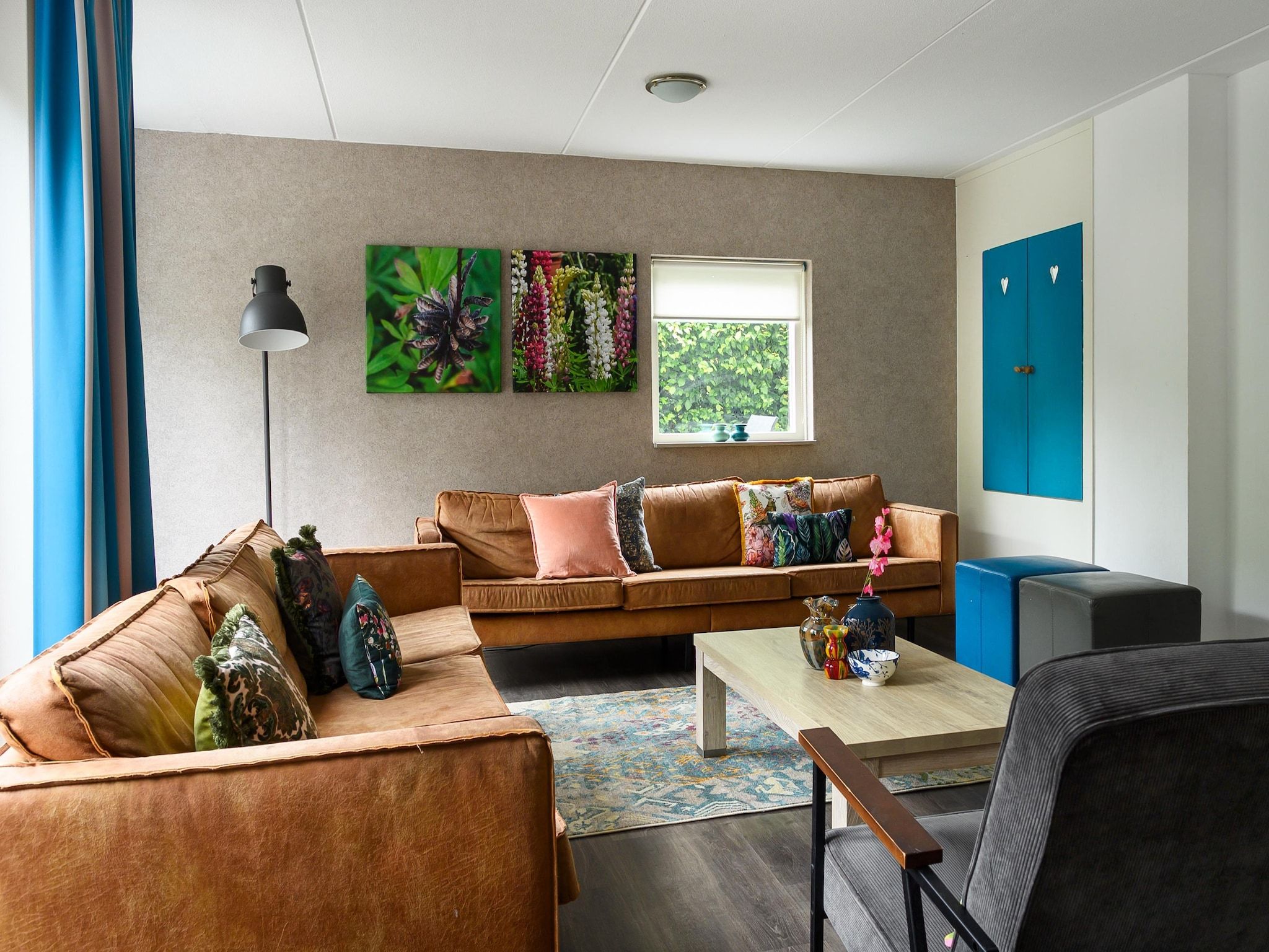 De woonkamer van 18 pers Ellersinghuis wellness met houtgestookte hottub in Vlagtwedde