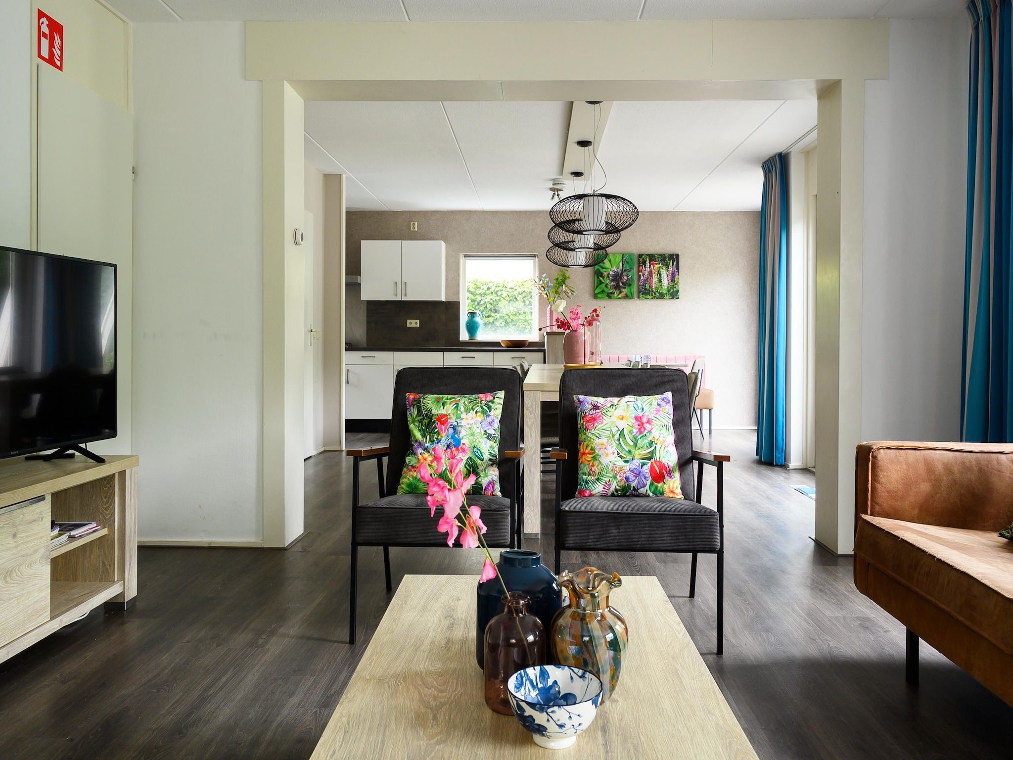 De woonkamer van 18 pers Ellersinghuis wellness met houtgestookte hottub in Vlagtwedde