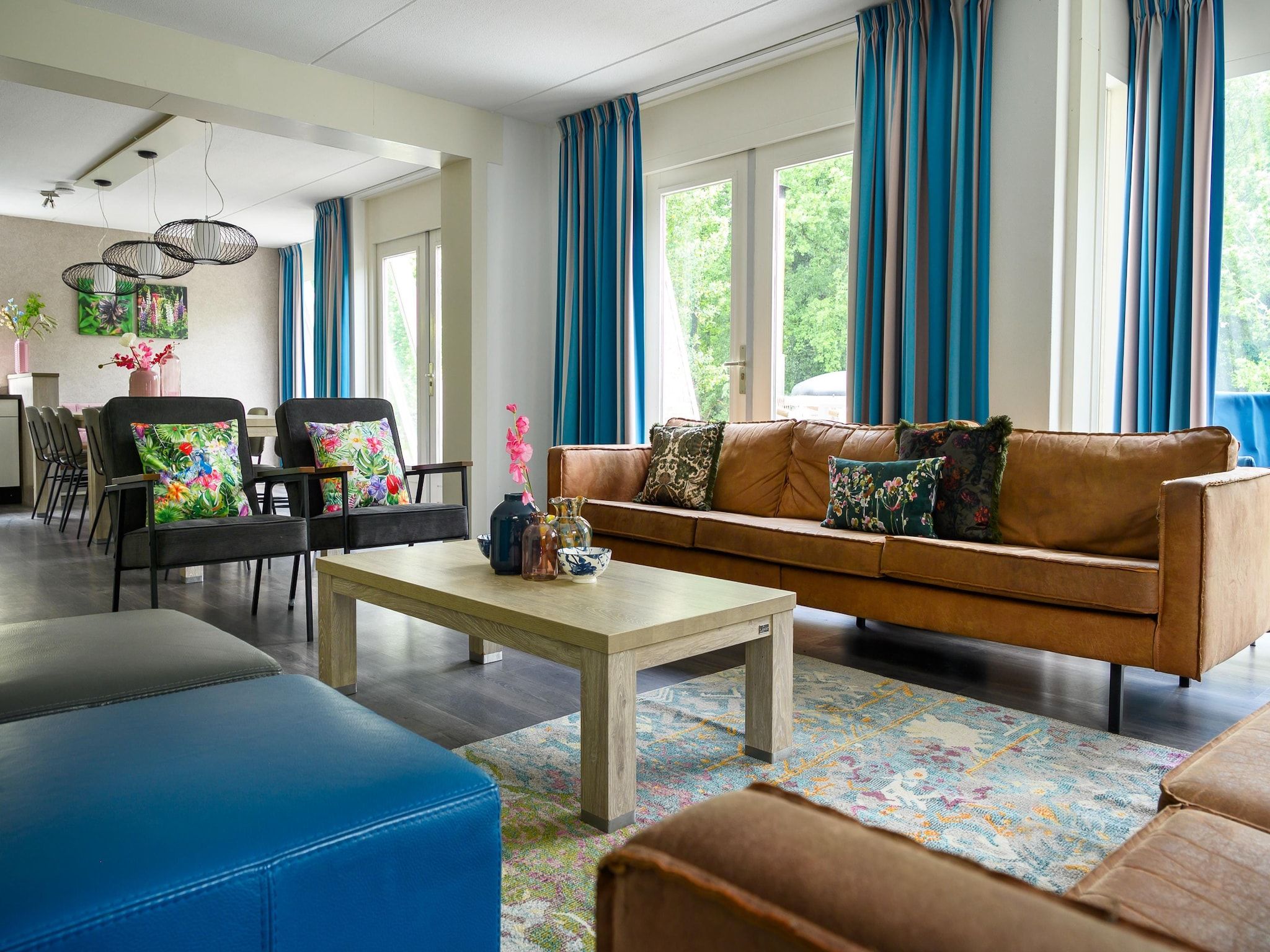 De woonkamer van 18 pers Ellersinghuis wellness met houtgestookte hottub in Vlagtwedde