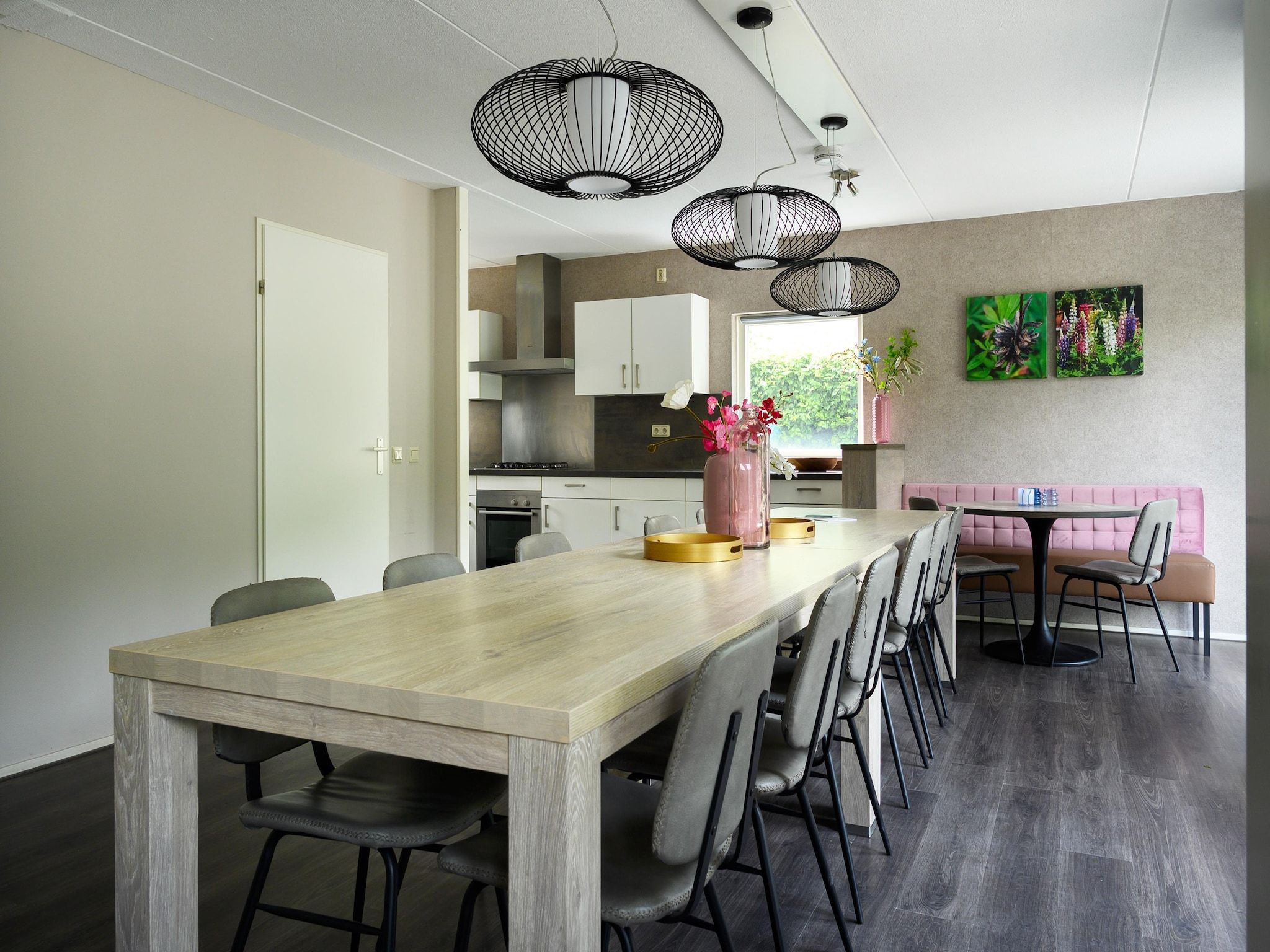 De eetkamer van 18 pers Ellersinghuis wellness met houtgestookte hottub in Vlagtwedde