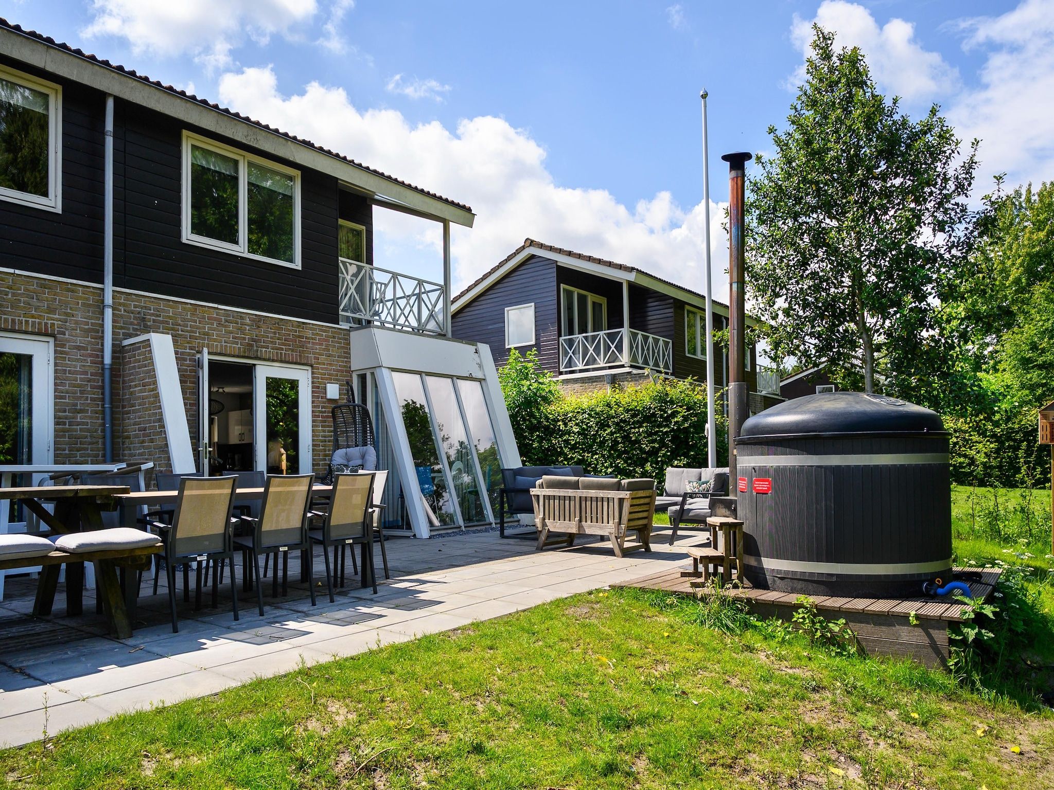 Wellness bij 18 pers Ellersinghuis wellness met houtgestookte hottub in Vlagtwedde