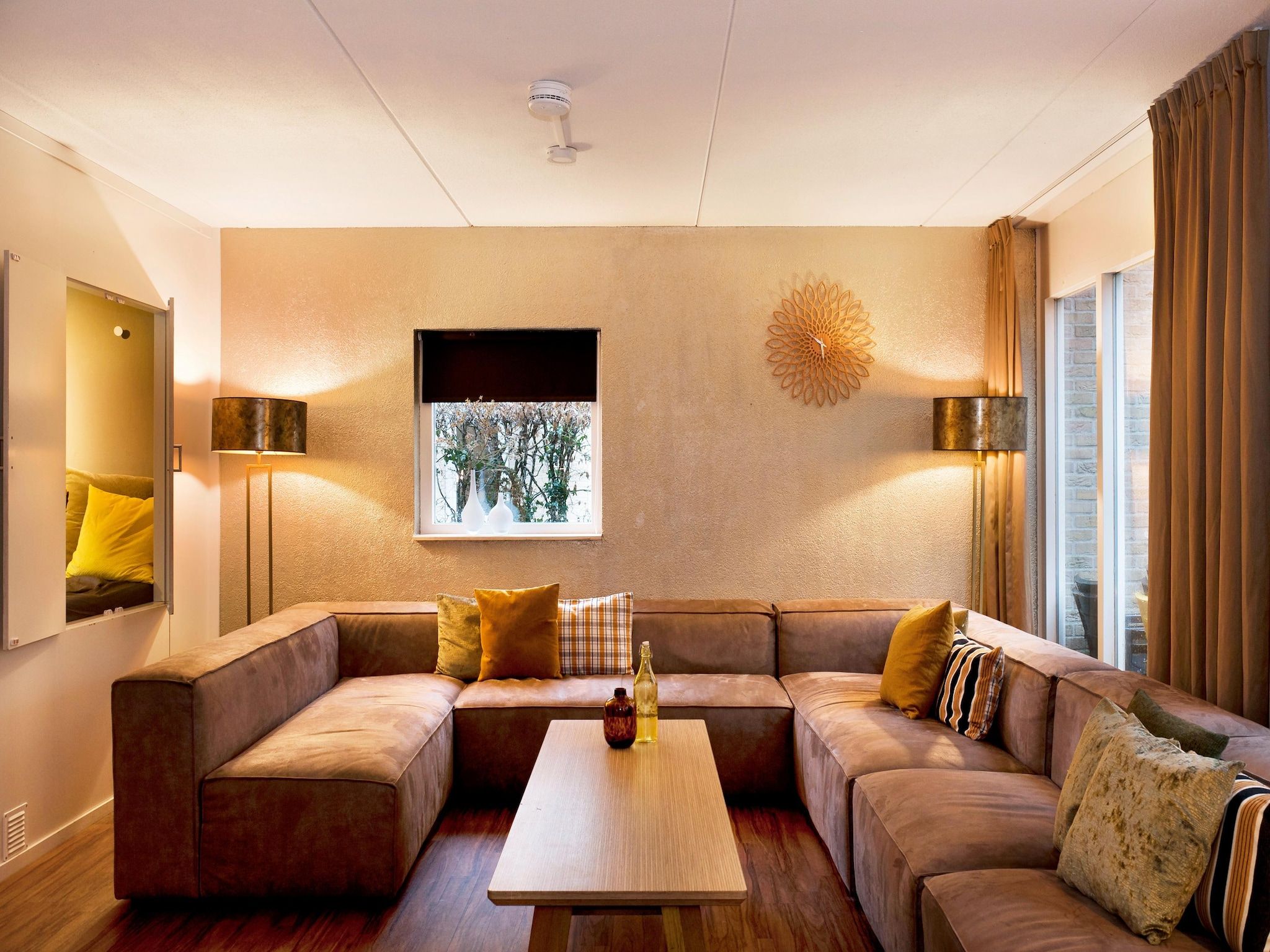 De woonkamer van 20 pers groot Abeltjeshuis Wellness de luxe met buitenspa in Vlagtwedde