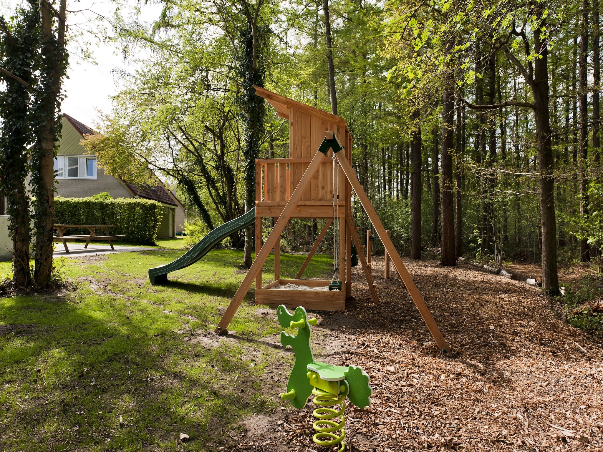 De tuin van 20 pers groot Abeltjeshuis Wellness de luxe met buitenspa in Vlagtwedde