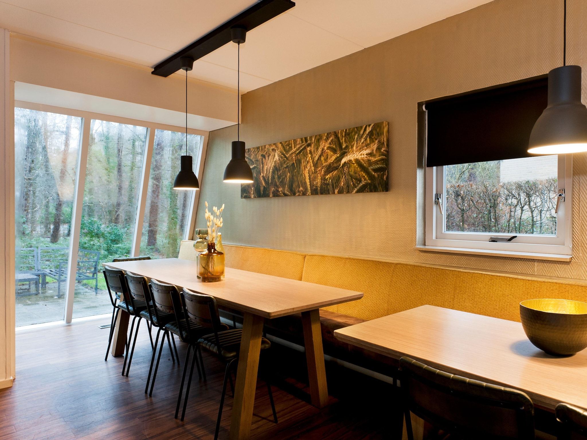 De eetkamer van 20 pers groot Abeltjeshuis Wellness de luxe met buitenspa in Vlagtwedde