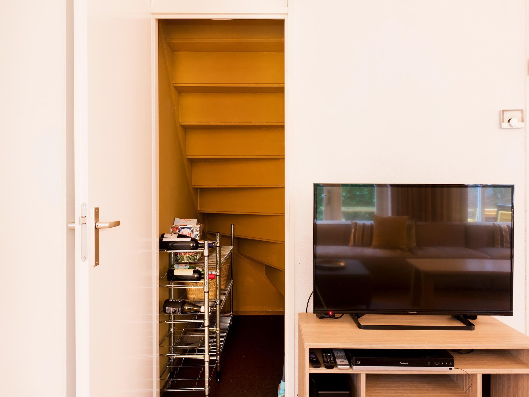 De keuken van 20 pers groot Abeltjeshuis Wellness de luxe met buitenspa in Vlagtwedde