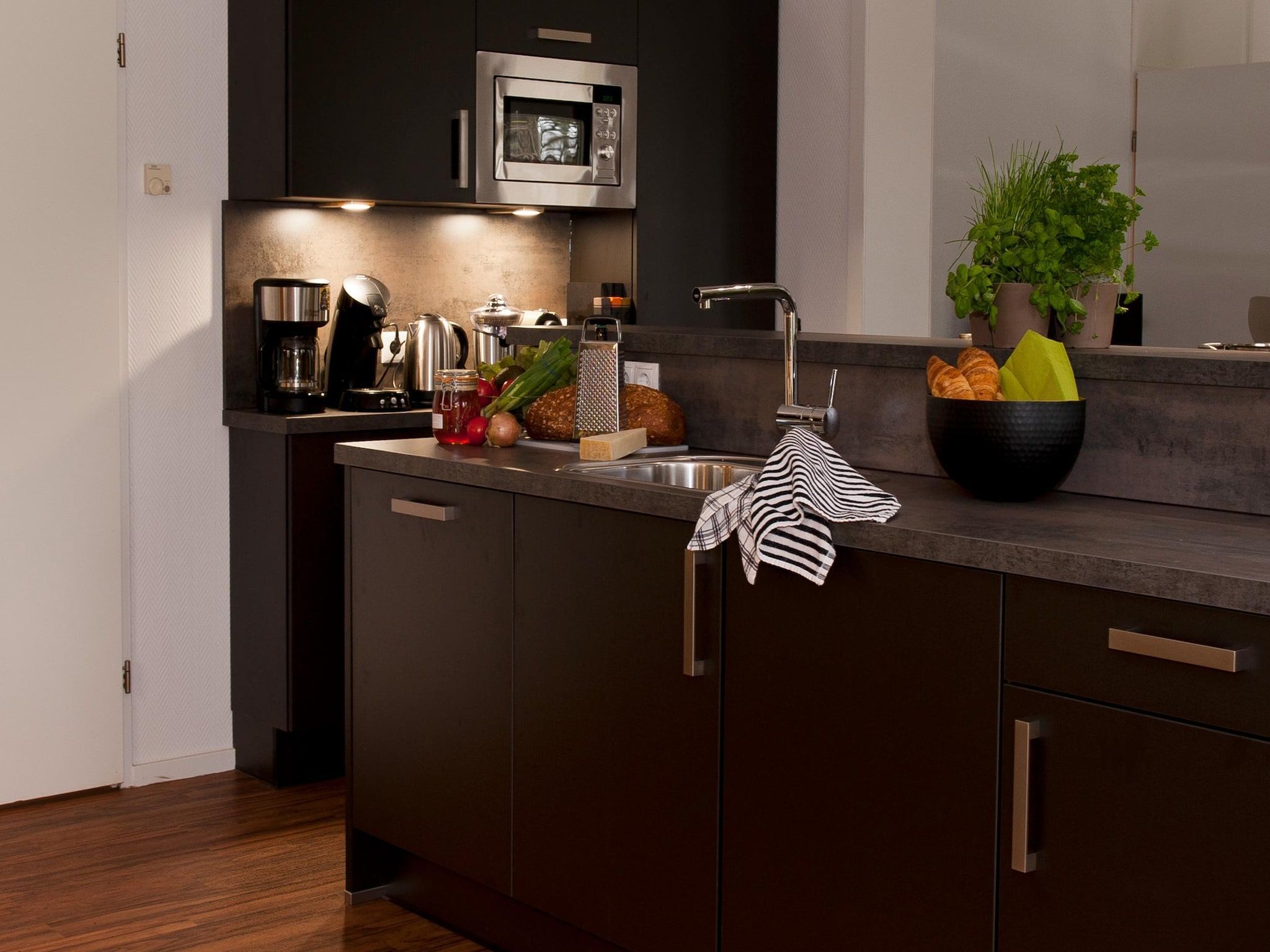 De keuken van 20 pers groot Abeltjeshuis Wellness de luxe met buitenspa in Vlagtwedde