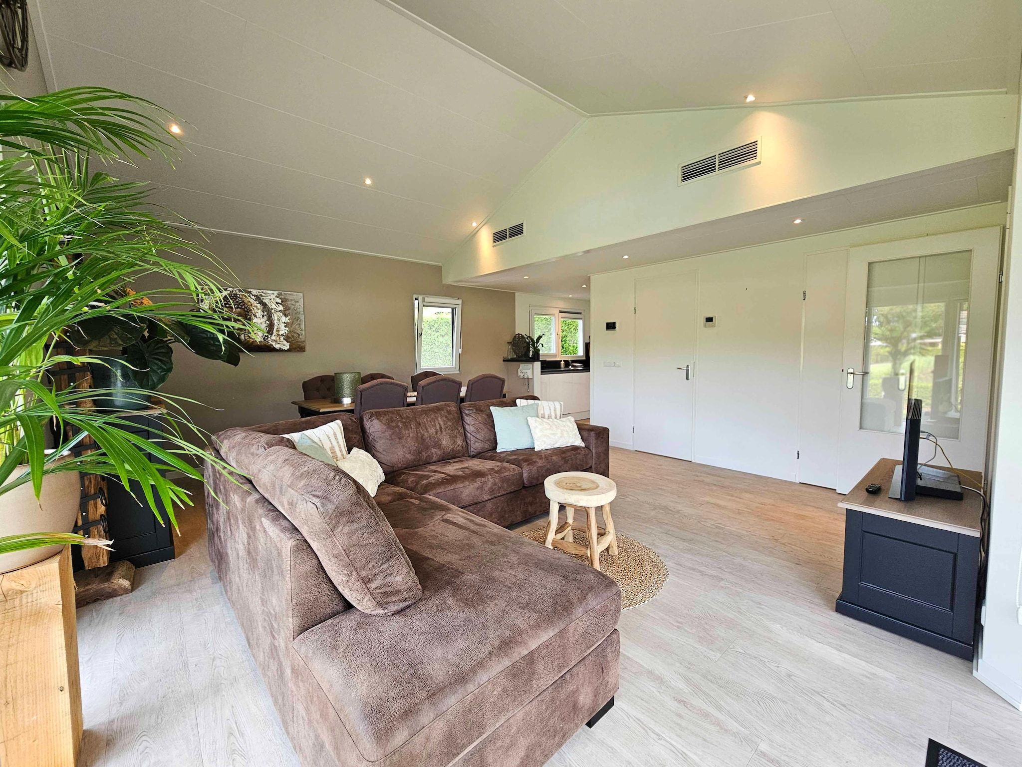 De woonkamer van Kieftveen 18-535 Bamboo house in Voorthuizen