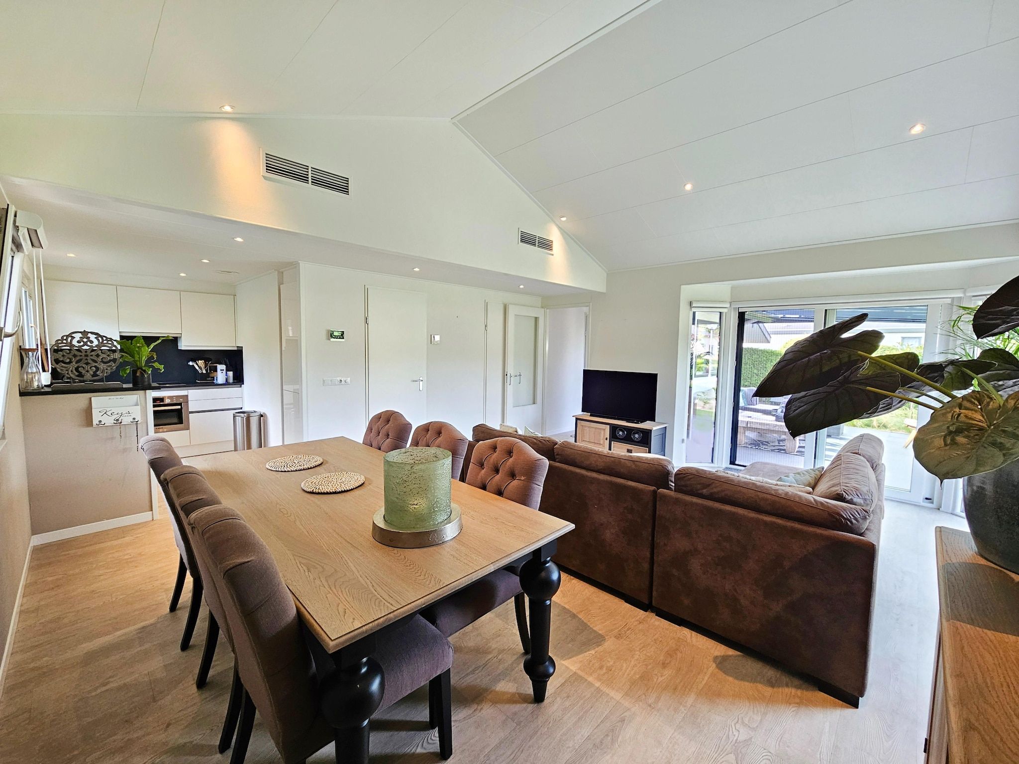 De eetkamer van Kieftveen 18-535 Bamboo house in Voorthuizen