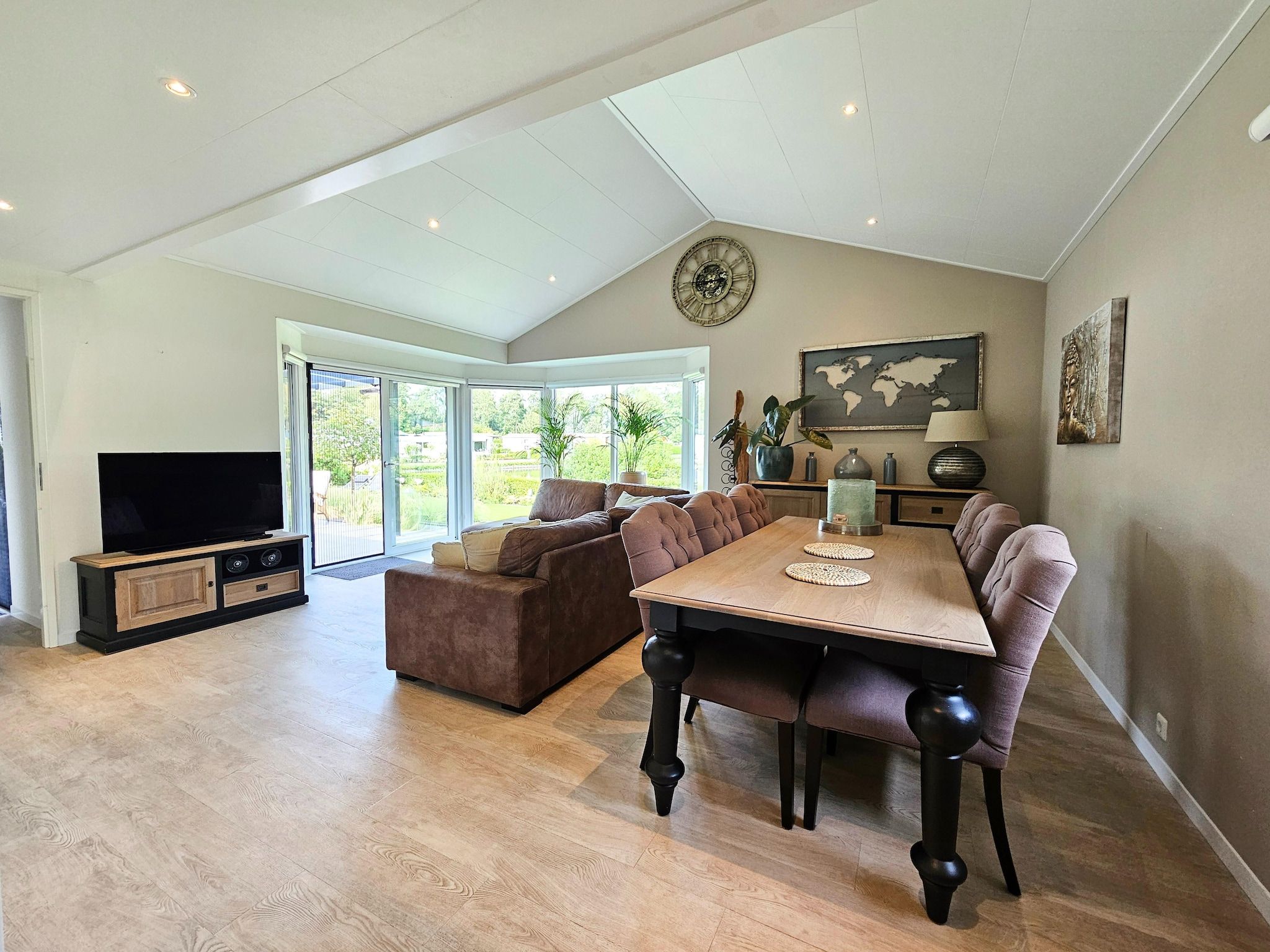 De woonkamer van Kieftveen 18-535 Bamboo house in Voorthuizen